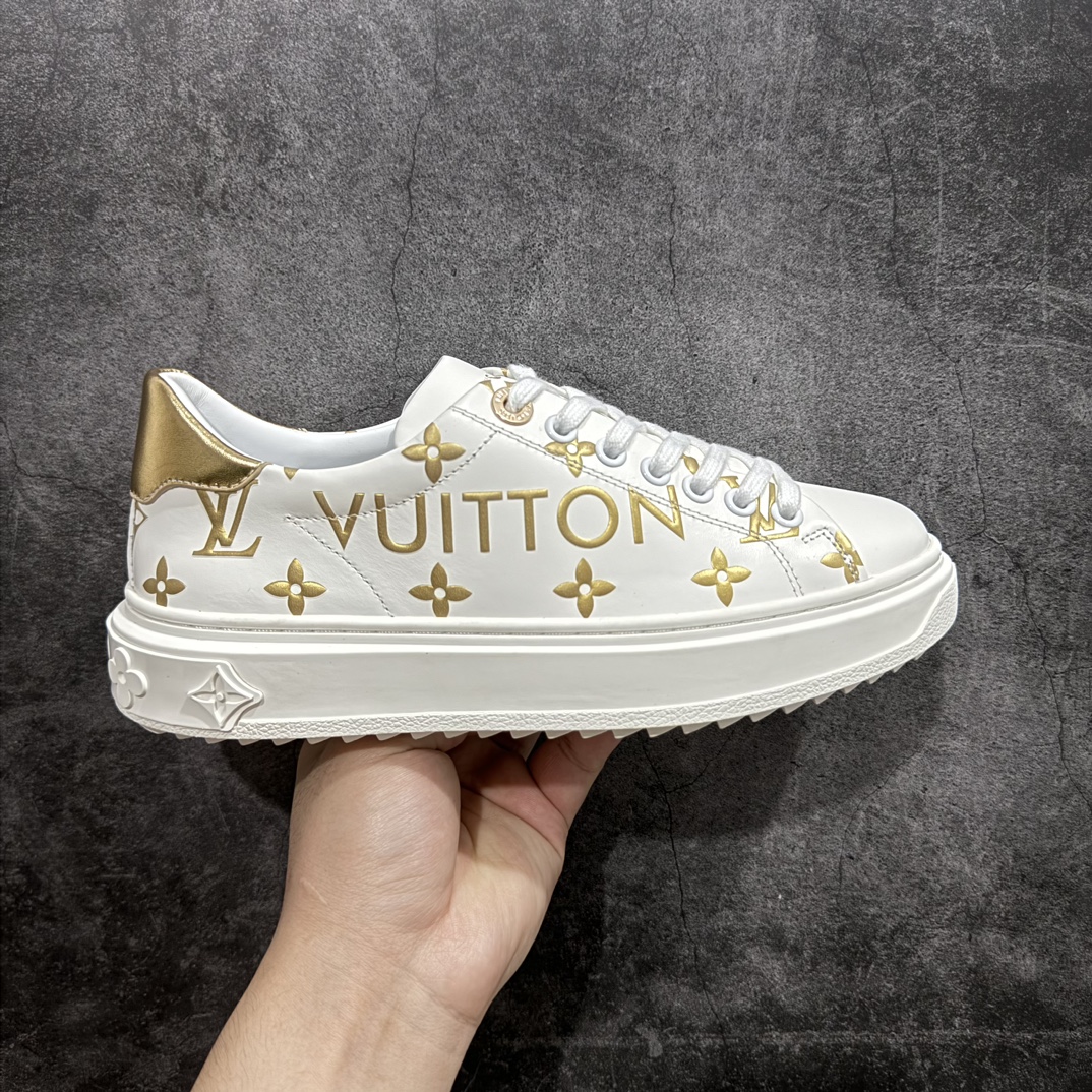 【纯原礼盒版】LV驴牌 Frontrow Sneaker /LV 五角星 小白鞋 运动鞋n原版购入开发 做货 本款 Time Out 运动鞋以撞色明线点缀 Monogram 压纹牛皮革。LV 字母和 Monogram 花卉挂饰系挂于鞋带搭扣之上。搭配后部 Monogram 帆布饰边与加厚橡胶外底。n配送专柜精美包装n▪️面料:   原版进口高密度帆布材质n▪️内里：原版定制柔软羊皮n▪️鞋底：原版开模TPU防滑大底 ▪️底厚：4CMn▪️Size:   35-39 编码：HH400430-鞋库