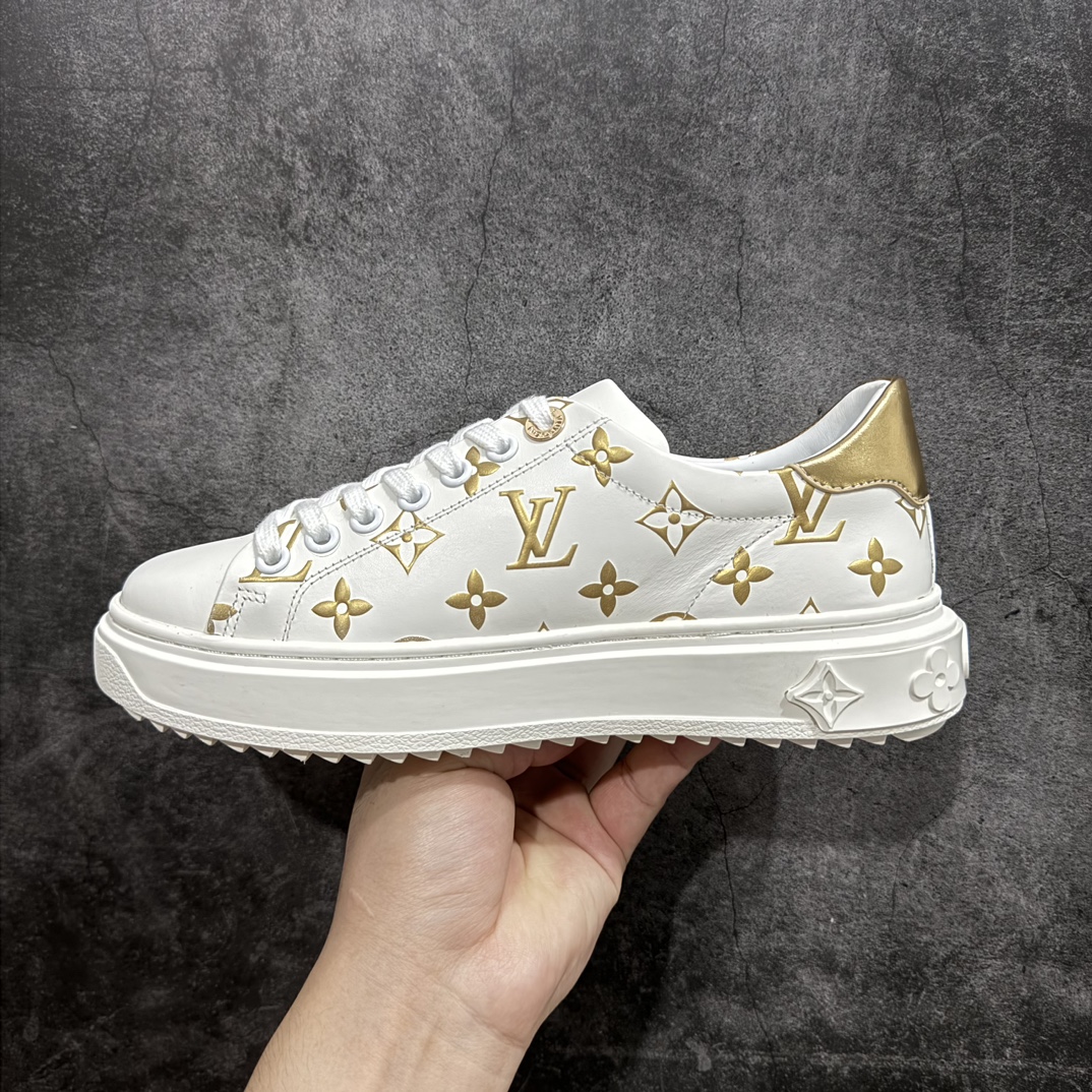 图片[2]-【纯原礼盒版】LV驴牌 Frontrow Sneaker /LV 五角星 小白鞋 运动鞋n原版购入开发 做货 本款 Time Out 运动鞋以撞色明线点缀 Monogram 压纹牛皮革。LV 字母和 Monogram 花卉挂饰系挂于鞋带搭扣之上。搭配后部 Monogram 帆布饰边与加厚橡胶外底。n配送专柜精美包装n▪️面料:   原版进口高密度帆布材质n▪️内里：原版定制柔软羊皮n▪️鞋底：原版开模TPU防滑大底 ▪️底厚：4CMn▪️Size:   35-39 编码：HH400430-鞋库