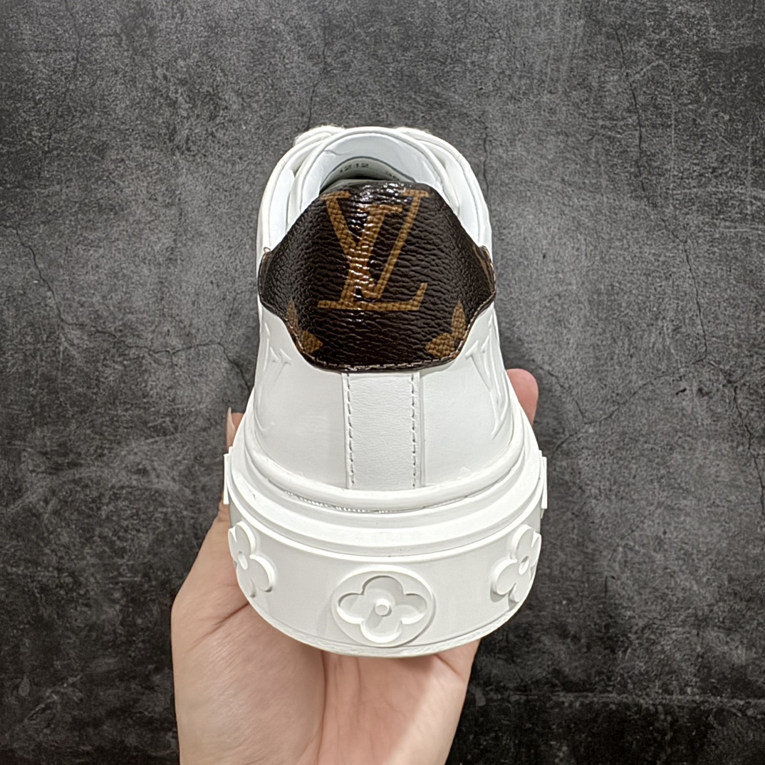 图片[4]-【纯原礼盒版】LV驴牌 Frontrow Sneaker /LV 五角星 小白鞋 运动鞋n原版购入开发 做货 本款 Time Out 运动鞋以撞色明线点缀 Monogram 压纹牛皮革。LV 字母和 Monogram 花卉挂饰系挂于鞋带搭扣之上。搭配后部 Monogram 帆布饰边与加厚橡胶外底。n配送专柜精美包装n▪️面料:   原版进口高密度帆布材质n▪️内里：原版定制柔软羊皮n▪️鞋底：原版开模TPU防滑大底 ▪️底厚：4CMn▪️Size:   35-39 编码：HH400430-鞋库