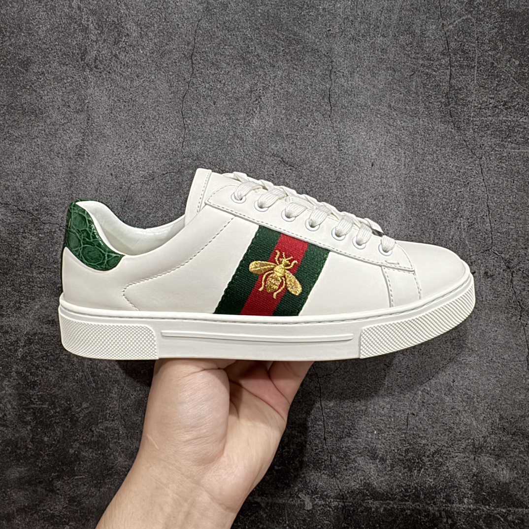 【广东纯原版本】Gucci Ace 小白鞋系列全套专柜星座配件及包装物外盒标嵌入核心防伪芯片装置及鞋子支持NFC感应读取n附送鞋舌仿试穿环保纸垫n采用丝绸头层小牛皮鞋面及头层蛇皮纹后套饰片n超软皮内里灌注缓震PU脚垫n高工艺无缝细空胶技术n贴楦误差0.05mm,鞋底采用固特异内外锁死工艺n外置TPU防变形色块耐磨橡胶外底n完美融合复古元素与街头潮流！意大利奢侈品牌-古驰Gucci 1970 ACE Low Sneaker 系列低帮复古百搭休闲运动小白板鞋 尺码：35-44 编码：HH390420-鞋库