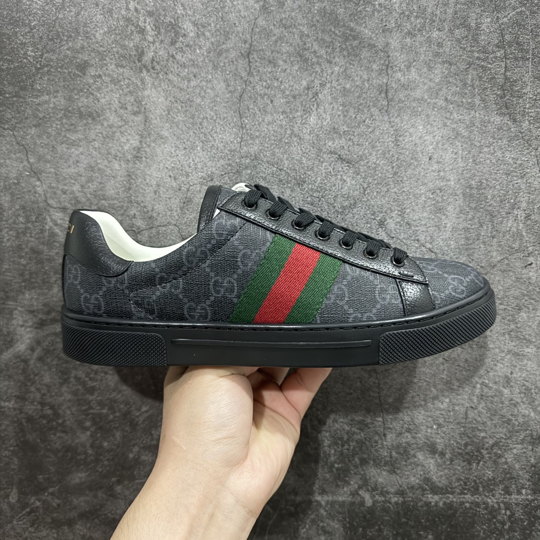 【广东纯原版本】Gucci Ace 小白鞋系列全套专柜星座配件及包装物外盒标嵌入核心防伪芯片装置及鞋子支持NFC感应读取n附送鞋舌仿试穿环保纸垫n采用丝绸头层小牛皮鞋面及头层蛇皮纹后套饰片n超软皮内里灌注缓震PU脚垫n高工艺无缝细空胶技术n贴楦误差0.05mm,鞋底采用固特异内外锁死工艺n外置TPU防变形色块耐磨橡胶外底n完美融合复古元素与街头潮流！意大利奢侈品牌-古驰Gucci 1970 ACE Low Sneaker 系列低帮复古百搭休闲运动小白板鞋 尺码：35-44 编码：HH390420-鞋库