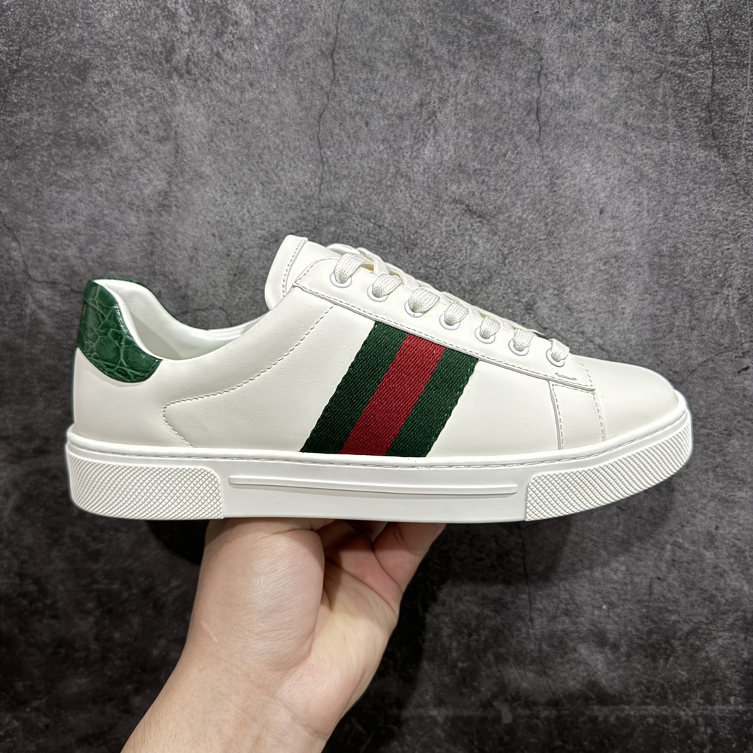 【广东纯原版本】Gucci Ace 小白鞋系列全套专柜星座配件及包装物外盒标嵌入核心防伪芯片装置及鞋子支持NFC感应读取n附送鞋舌仿试穿环保纸垫n采用丝绸头层小牛皮鞋面及头层蛇皮纹后套饰片n超软皮内里灌注缓震PU脚垫n高工艺无缝细空胶技术n贴楦误差0.05mm,鞋底采用固特异内外锁死工艺n外置TPU防变形色块耐磨橡胶外底n完美融合复古元素与街头潮流！意大利奢侈品牌-古驰Gucci 1970 ACE Low Sneaker 系列低帮复古百搭休闲运动小白板鞋 尺码：35-44 编码：HH390420-鞋库