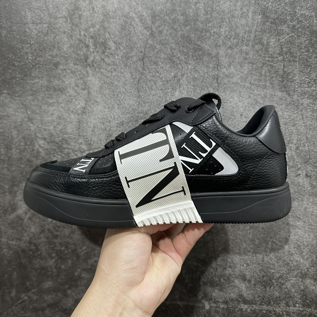 图片[2]-【广东纯原版本】华伦天奴/Valentino Garavani VL7N Low Sneakers 系列低帮厚底百搭绑带休闲运动小白板鞋nValentino Garavani VL7N 小牛皮绑带运动鞋. 原楦数据开发版型 配置原装礼盒防尘袋及包装物#采用进口头层荔枝纹小牛皮革组合固色翻毛皮鞋面材质 小牛真皮内衬及内里灌注PU缓震乳胶脚垫#外置厚实RB增高橡胶大底 个性标识与街头灵感完美平衡n- 6个绑带搭配橡胶质感VLTN LOGO.n- Valentino Garavani LOGO印在背部和鞋舌. 尺码 35 36 37 38 39 40 41 42 43 44 45 编码：HH430460-鞋库