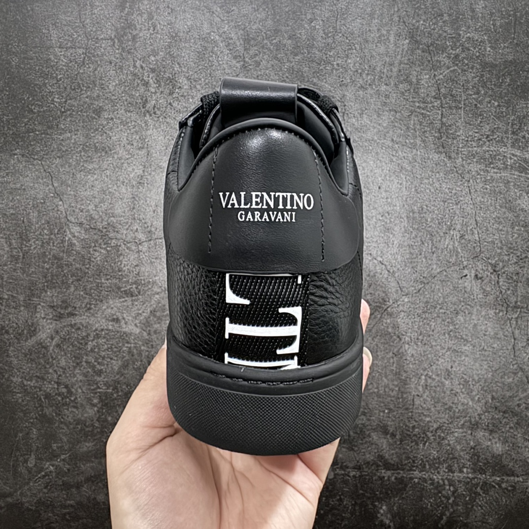 图片[4]-【广东纯原版本】华伦天奴/Valentino Garavani VL7N Low Sneakers 系列低帮厚底百搭绑带休闲运动小白板鞋nValentino Garavani VL7N 小牛皮绑带运动鞋. 原楦数据开发版型 配置原装礼盒防尘袋及包装物#采用进口头层荔枝纹小牛皮革组合固色翻毛皮鞋面材质 小牛真皮内衬及内里灌注PU缓震乳胶脚垫#外置厚实RB增高橡胶大底 个性标识与街头灵感完美平衡n- 6个绑带搭配橡胶质感VLTN LOGO.n- Valentino Garavani LOGO印在背部和鞋舌. 尺码 35 36 37 38 39 40 41 42 43 44 45 编码：HH430460-鞋库