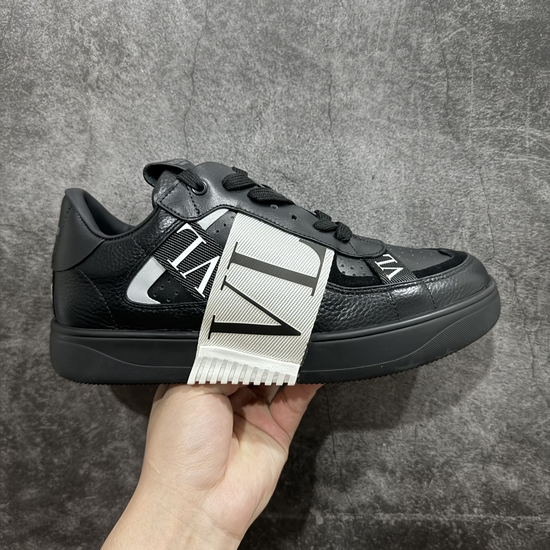 【广东纯原版本】华伦天奴/Valentino Garavani VL7N Low Sneakers 系列低帮厚底百搭绑带休闲运动小白板鞋nValentino Garavani VL7N 小牛皮绑带运动鞋. 原楦数据开发版型 配置原装礼盒防尘袋及包装物#采用进口头层荔枝纹小牛皮革组合固色翻毛皮鞋面材质 小牛真皮内衬及内里灌注PU缓震乳胶脚垫#外置厚实RB增高橡胶大底 个性标识与街头灵感完美平衡n- 6个绑带搭配橡胶质感VLTN LOGO.n- Valentino Garavani LOGO印在背部和鞋舌. 尺码 35 36 37 38 39 40 41 42 43 44 45 编码：HH430460-鞋库