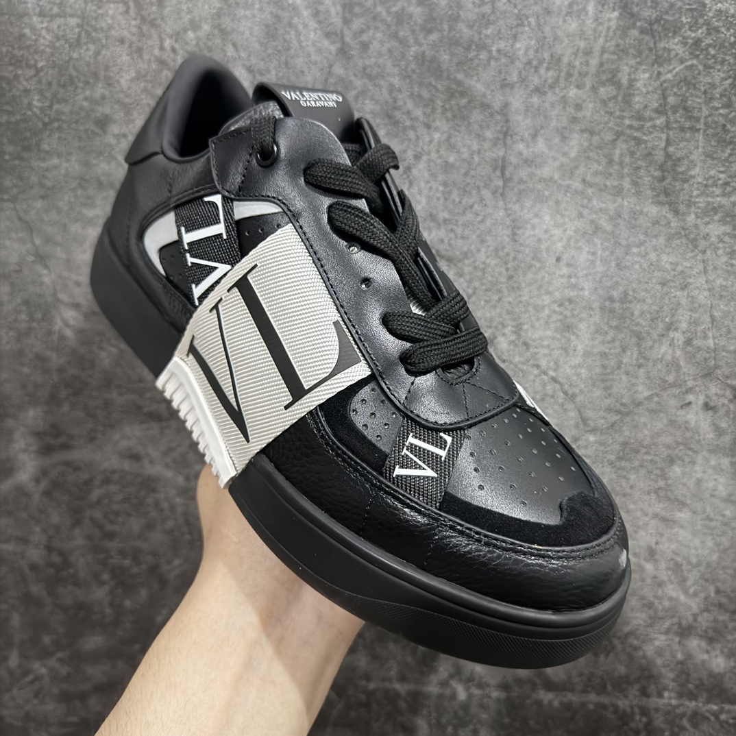 图片[3]-【广东纯原版本】华伦天奴/Valentino Garavani VL7N Low Sneakers 系列低帮厚底百搭绑带休闲运动小白板鞋nValentino Garavani VL7N 小牛皮绑带运动鞋. 原楦数据开发版型 配置原装礼盒防尘袋及包装物#采用进口头层荔枝纹小牛皮革组合固色翻毛皮鞋面材质 小牛真皮内衬及内里灌注PU缓震乳胶脚垫#外置厚实RB增高橡胶大底 个性标识与街头灵感完美平衡n- 6个绑带搭配橡胶质感VLTN LOGO.n- Valentino Garavani LOGO印在背部和鞋舌. 尺码 35 36 37 38 39 40 41 42 43 44 45 编码：HH430460-鞋库