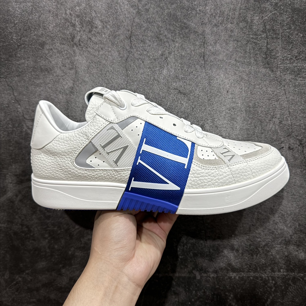 【广东纯原版本】华伦天奴/Valentino Garavani VL7N Low Sneakers 系列低帮厚底百搭绑带休闲运动小白板鞋nValentino Garavani VL7N 小牛皮绑带运动鞋. 原楦数据开发版型 配置原装礼盒防尘袋及包装物#采用进口头层荔枝纹小牛皮革组合固色翻毛皮鞋面材质 小牛真皮内衬及内里灌注PU缓震乳胶脚垫#外置厚实RB增高橡胶大底 个性标识与街头灵感完美平衡n- 6个绑带搭配橡胶质感VLTN LOGO.n- Valentino Garavani LOGO印在背部和鞋舌. 尺码 35 36 37 38 39 40 41 42 43 44 45 编码：HH430460-鞋库