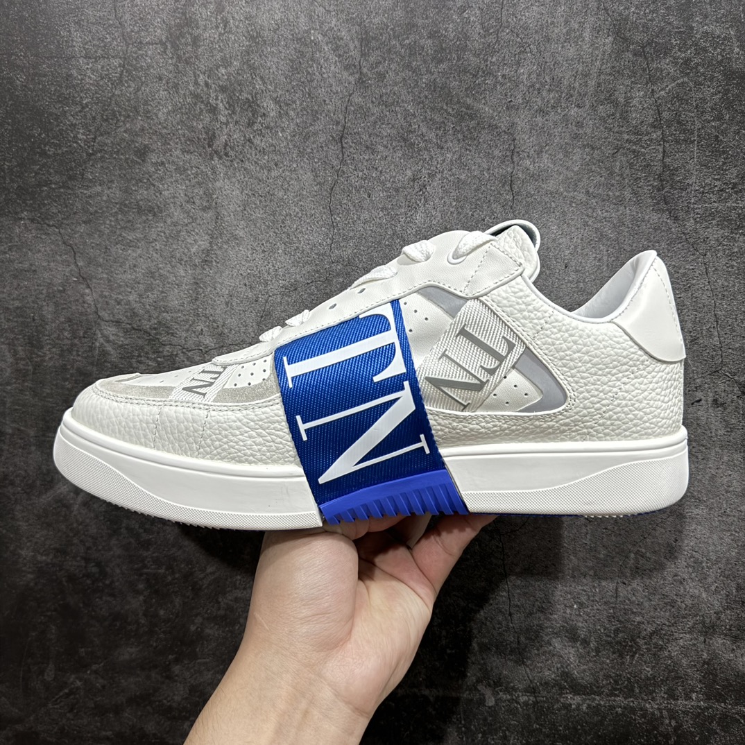 图片[2]-【广东纯原版本】华伦天奴/Valentino Garavani VL7N Low Sneakers 系列低帮厚底百搭绑带休闲运动小白板鞋nValentino Garavani VL7N 小牛皮绑带运动鞋. 原楦数据开发版型 配置原装礼盒防尘袋及包装物#采用进口头层荔枝纹小牛皮革组合固色翻毛皮鞋面材质 小牛真皮内衬及内里灌注PU缓震乳胶脚垫#外置厚实RB增高橡胶大底 个性标识与街头灵感完美平衡n- 6个绑带搭配橡胶质感VLTN LOGO.n- Valentino Garavani LOGO印在背部和鞋舌. 尺码 35 36 37 38 39 40 41 42 43 44 45 编码：HH430460-鞋库