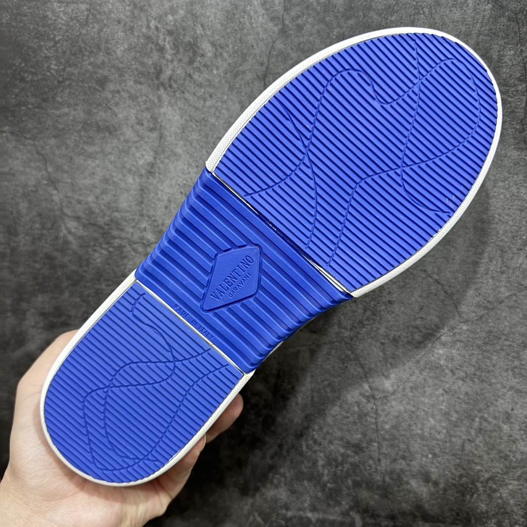 图片[9]-【广东纯原版本】华伦天奴/Valentino Garavani VL7N Low Sneakers 系列低帮厚底百搭绑带休闲运动小白板鞋nValentino Garavani VL7N 小牛皮绑带运动鞋. 原楦数据开发版型 配置原装礼盒防尘袋及包装物#采用进口头层荔枝纹小牛皮革组合固色翻毛皮鞋面材质 小牛真皮内衬及内里灌注PU缓震乳胶脚垫#外置厚实RB增高橡胶大底 个性标识与街头灵感完美平衡n- 6个绑带搭配橡胶质感VLTN LOGO.n- Valentino Garavani LOGO印在背部和鞋舌. 尺码 35 36 37 38 39 40 41 42 43 44 45 编码：HH430460-鞋库