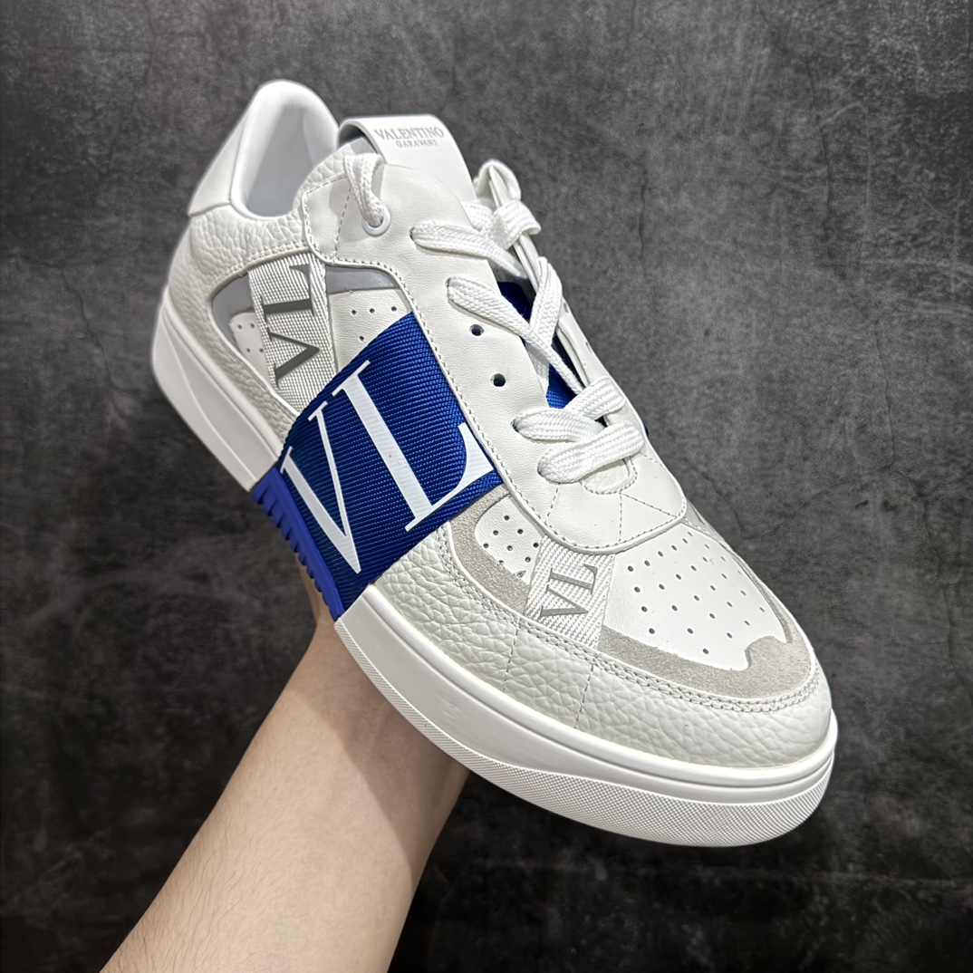 图片[3]-【广东纯原版本】华伦天奴/Valentino Garavani VL7N Low Sneakers 系列低帮厚底百搭绑带休闲运动小白板鞋nValentino Garavani VL7N 小牛皮绑带运动鞋. 原楦数据开发版型 配置原装礼盒防尘袋及包装物#采用进口头层荔枝纹小牛皮革组合固色翻毛皮鞋面材质 小牛真皮内衬及内里灌注PU缓震乳胶脚垫#外置厚实RB增高橡胶大底 个性标识与街头灵感完美平衡n- 6个绑带搭配橡胶质感VLTN LOGO.n- Valentino Garavani LOGO印在背部和鞋舌. 尺码 35 36 37 38 39 40 41 42 43 44 45 编码：HH430460-鞋库