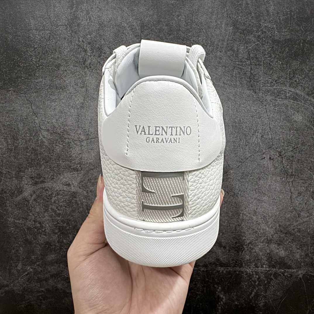 图片[4]-【广东纯原版本】华伦天奴/Valentino Garavani VL7N Low Sneakers 系列低帮厚底百搭绑带休闲运动小白板鞋nValentino Garavani VL7N 小牛皮绑带运动鞋. 原楦数据开发版型 配置原装礼盒防尘袋及包装物#采用进口头层荔枝纹小牛皮革组合固色翻毛皮鞋面材质 小牛真皮内衬及内里灌注PU缓震乳胶脚垫#外置厚实RB增高橡胶大底 个性标识与街头灵感完美平衡n- 6个绑带搭配橡胶质感VLTN LOGO.n- Valentino Garavani LOGO印在背部和鞋舌. 尺码 35 36 37 38 39 40 41 42 43 44 45 编码：HH430460-鞋库