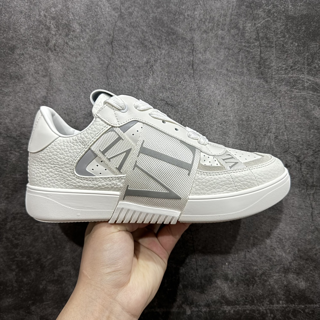 【广东纯原版本】华伦天奴/Valentino Garavani VL7N Low Sneakers 系列低帮厚底百搭绑带休闲运动小白板鞋nValentino Garavani VL7N 小牛皮绑带运动鞋. 原楦数据开发版型 配置原装礼盒防尘袋及包装物#采用进口头层荔枝纹小牛皮革组合固色翻毛皮鞋面材质 小牛真皮内衬及内里灌注PU缓震乳胶脚垫#外置厚实RB增高橡胶大底 个性标识与街头灵感完美平衡n- 6个绑带搭配橡胶质感VLTN LOGO.n- Valentino Garavani LOGO印在背部和鞋舌. 尺码 35 36 37 38 39 40 41 42 43 44 45 编码：HH430460-鞋库