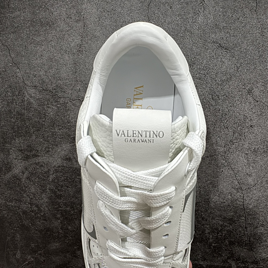 图片[8]-【广东纯原版本】华伦天奴/Valentino Garavani VL7N Low Sneakers 系列低帮厚底百搭绑带休闲运动小白板鞋nValentino Garavani VL7N 小牛皮绑带运动鞋. 原楦数据开发版型 配置原装礼盒防尘袋及包装物#采用进口头层荔枝纹小牛皮革组合固色翻毛皮鞋面材质 小牛真皮内衬及内里灌注PU缓震乳胶脚垫#外置厚实RB增高橡胶大底 个性标识与街头灵感完美平衡n- 6个绑带搭配橡胶质感VLTN LOGO.n- Valentino Garavani LOGO印在背部和鞋舌. 尺码 35 36 37 38 39 40 41 42 43 44 45 编码：HH430460-鞋库