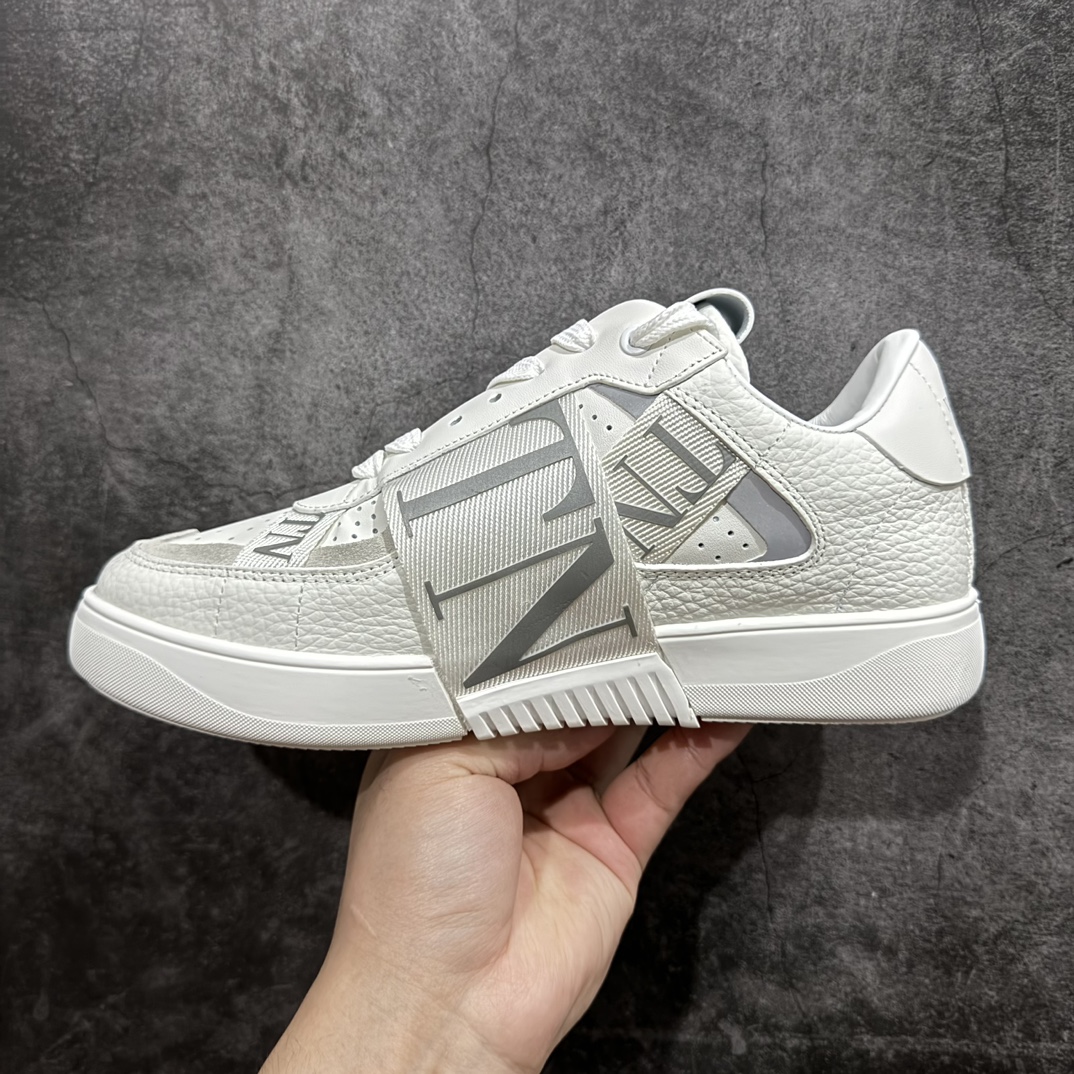 图片[2]-【广东纯原版本】华伦天奴/Valentino Garavani VL7N Low Sneakers 系列低帮厚底百搭绑带休闲运动小白板鞋nValentino Garavani VL7N 小牛皮绑带运动鞋. 原楦数据开发版型 配置原装礼盒防尘袋及包装物#采用进口头层荔枝纹小牛皮革组合固色翻毛皮鞋面材质 小牛真皮内衬及内里灌注PU缓震乳胶脚垫#外置厚实RB增高橡胶大底 个性标识与街头灵感完美平衡n- 6个绑带搭配橡胶质感VLTN LOGO.n- Valentino Garavani LOGO印在背部和鞋舌. 尺码 35 36 37 38 39 40 41 42 43 44 45 编码：HH430460-鞋库