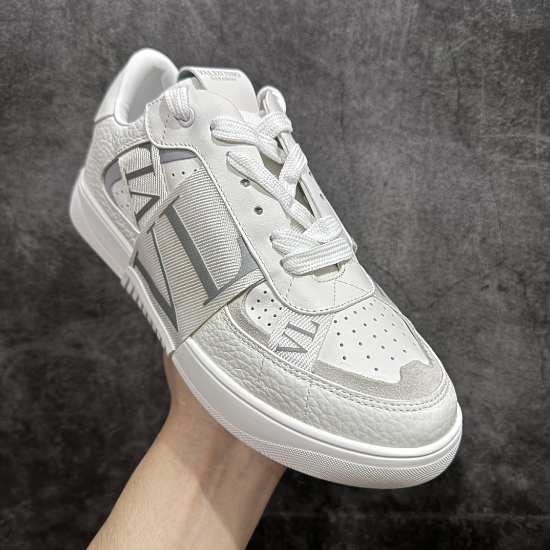 图片[3]-【广东纯原版本】华伦天奴/Valentino Garavani VL7N Low Sneakers 系列低帮厚底百搭绑带休闲运动小白板鞋nValentino Garavani VL7N 小牛皮绑带运动鞋. 原楦数据开发版型 配置原装礼盒防尘袋及包装物#采用进口头层荔枝纹小牛皮革组合固色翻毛皮鞋面材质 小牛真皮内衬及内里灌注PU缓震乳胶脚垫#外置厚实RB增高橡胶大底 个性标识与街头灵感完美平衡n- 6个绑带搭配橡胶质感VLTN LOGO.n- Valentino Garavani LOGO印在背部和鞋舌. 尺码 35 36 37 38 39 40 41 42 43 44 45 编码：HH430460-鞋库