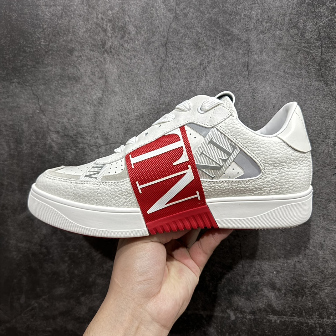 图片[2]-【广东纯原版本】华伦天奴/Valentino Garavani VL7N Low Sneakers 系列低帮厚底百搭绑带休闲运动小白板鞋nValentino Garavani VL7N 小牛皮绑带运动鞋. 原楦数据开发版型 配置原装礼盒防尘袋及包装物#采用进口头层荔枝纹小牛皮革组合固色翻毛皮鞋面材质 小牛真皮内衬及内里灌注PU缓震乳胶脚垫#外置厚实RB增高橡胶大底 个性标识与街头灵感完美平衡n- 6个绑带搭配橡胶质感VLTN LOGO.n- Valentino Garavani LOGO印在背部和鞋舌. 尺码 35 36 37 38 39 40 41 42 43 44 45 编码：HH430460-鞋库