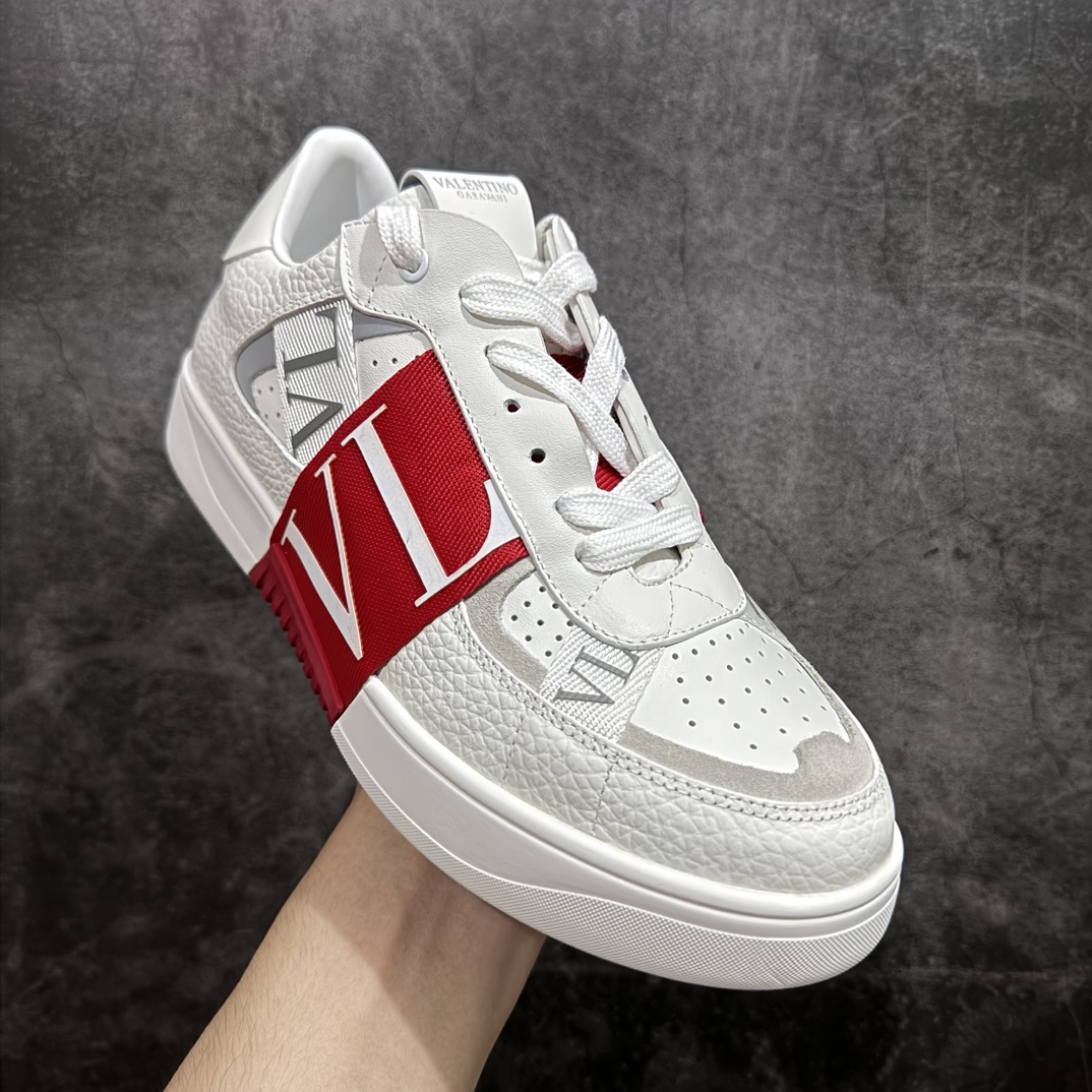 图片[3]-【广东纯原版本】华伦天奴/Valentino Garavani VL7N Low Sneakers 系列低帮厚底百搭绑带休闲运动小白板鞋nValentino Garavani VL7N 小牛皮绑带运动鞋. 原楦数据开发版型 配置原装礼盒防尘袋及包装物#采用进口头层荔枝纹小牛皮革组合固色翻毛皮鞋面材质 小牛真皮内衬及内里灌注PU缓震乳胶脚垫#外置厚实RB增高橡胶大底 个性标识与街头灵感完美平衡n- 6个绑带搭配橡胶质感VLTN LOGO.n- Valentino Garavani LOGO印在背部和鞋舌. 尺码 35 36 37 38 39 40 41 42 43 44 45 编码：HH430460-鞋库