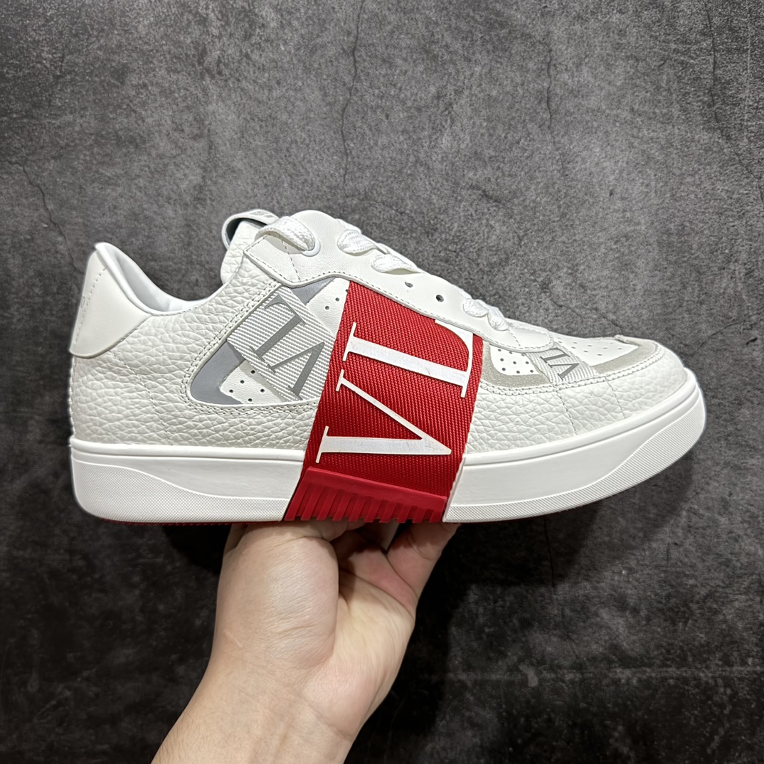 【广东纯原版本】华伦天奴/Valentino Garavani VL7N Low Sneakers 系列低帮厚底百搭绑带休闲运动小白板鞋nValentino Garavani VL7N 小牛皮绑带运动鞋. 原楦数据开发版型 配置原装礼盒防尘袋及包装物#采用进口头层荔枝纹小牛皮革组合固色翻毛皮鞋面材质 小牛真皮内衬及内里灌注PU缓震乳胶脚垫#外置厚实RB增高橡胶大底 个性标识与街头灵感完美平衡n- 6个绑带搭配橡胶质感VLTN LOGO.n- Valentino Garavani LOGO印在背部和鞋舌. 尺码 35 36 37 38 39 40 41 42 43 44 45 编码：HH430460-鞋库