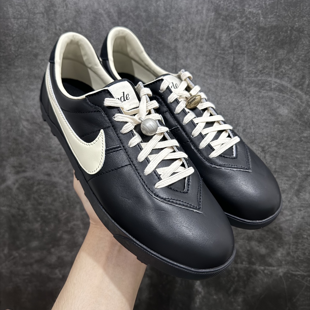 【X版纯原】BODE x NK Astro Grabber 联名 复古休闲鞋 橄榄球🏈板鞋nn市面唯一正确版本‼️n之前市面出货的全部一眼假‼️n原装白底头层皮料、正确zoom鞋垫、缝线鞋标非热熔标！n配置天鹅绒特殊鞋盒（鞋盒成本较高，退换货请将外保护箱同步退回🫡) 货号FJ9821-001   尺码：36 36.5 37.5 38 38.5 39 40 40.5 41 42 42.5 43 44 44.5 45 45.5 46 编码：X10350370-莆田鞋批发中心