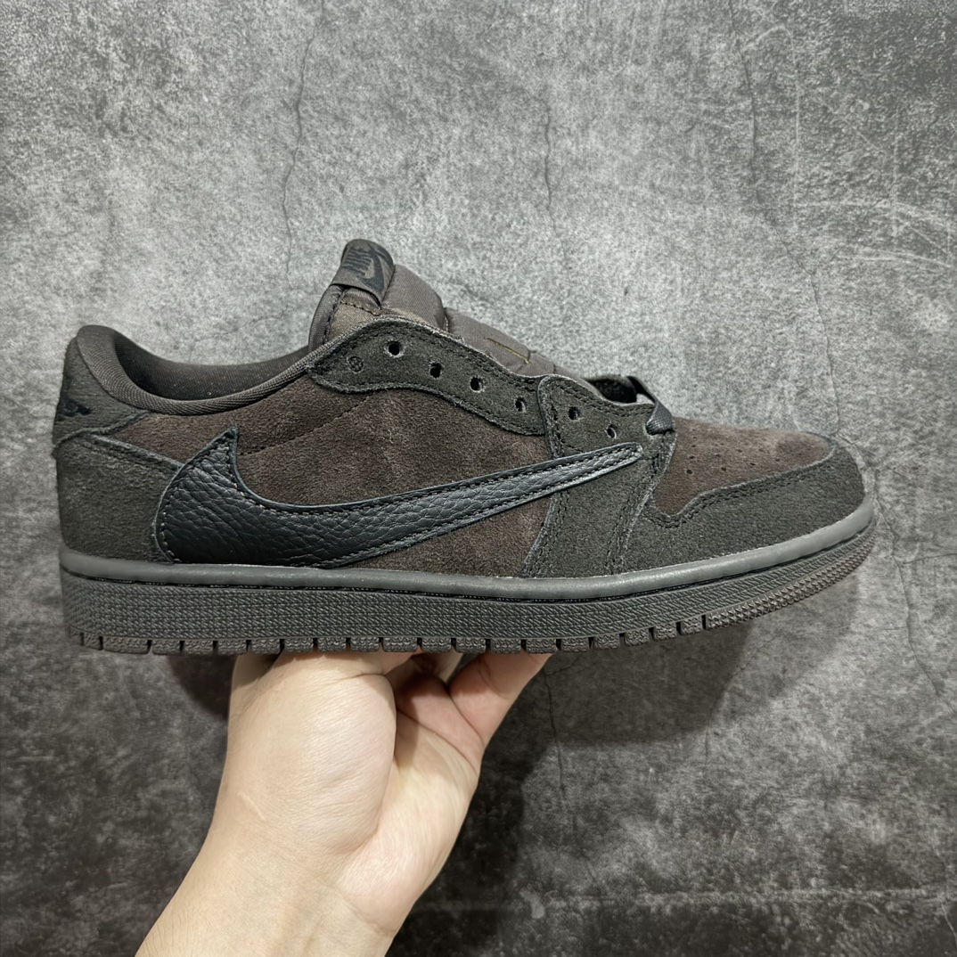 【KZ神版】Travis Scott x Air Jordan AJ1 Low OG SP TS联名 黑棕倒钩低帮 DM7866-202n全系列配色 外贸特供批次 新配色不断更新开发 市场中端王者 全套原纸板楦头开发 确保原汁原味 完美呈现一代版型 一比一鞋头弧度高度鞋身弧度 此版本只针对中端市场 细节品控鞋型随意秒杀市面同价位 鞋型完美 不臃肿别扭 头层皮料加持 用料绝不含糊 进口玻璃冲刀皮料裁剪零毛边 电脑针车工艺 超高鞋面清洁度 最高QC检验标准 控制溢胶瑕疵 原盒原配 飞翼3D高频深度立体 工艺方面大到整体鞋型 漏斗收腰 底线拉帮 LOGO立体程度 小到针眼排布 载片对称 冲孔效果 鞋标规范 鞋垫背胶等等 无一不是口碑收割 每双都是一个回头客SIZE：36 36.5 37.5 38 38.5 39 40 40.5 41 42 42.5 43 44 44.5 45 46 47.5 编码：QH290320-鞋库