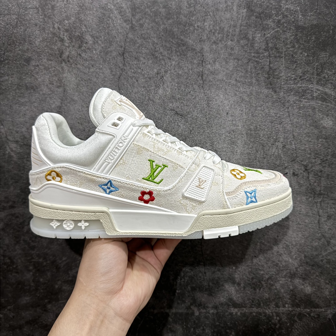 【广东纯原版本】Louis Vuitton LV TRAINER 运动鞋 男女士 本款 LV Trainer 运动鞋以 Monogram 丹宁布玩味色彩和比例玄机,讲述 Virgil Abloh 对复古篮球鞋的创意表达。繁复鞋面需要七小时的匠心缝制方可完成,撞色橡胶外底升级潮流格调。 Monogram 丹宁布 每双缝纫工时 7 小时 橡胶外底 鞋舌和侧面饰有 LV 字母 侧面饰有手写体路易威登标识 鞋后饰有 Monogram 花卉 外底饰有 Monogram 花卉 尺码:38-45-选品中心