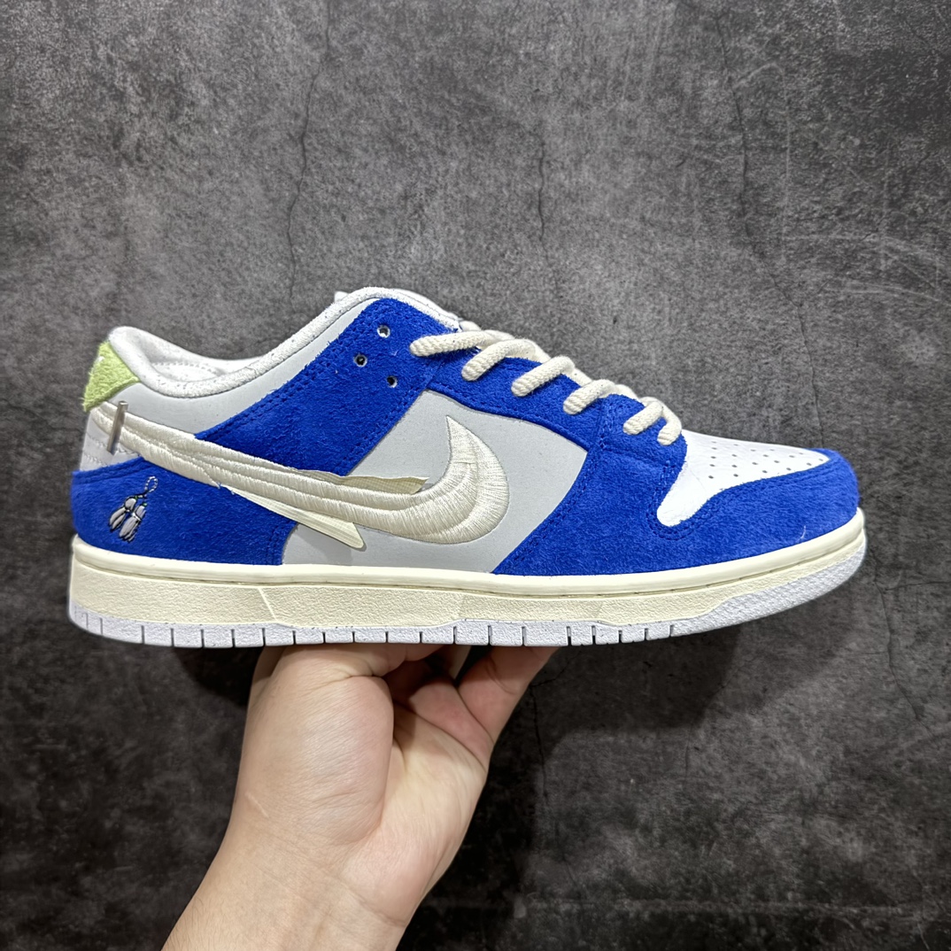 纯原Z版FlyStreetwearxNikeSBDunkLow上海限定鞋身以蓝色为主色调鞋面主体和补强部