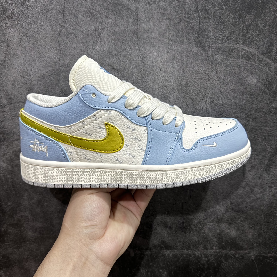 【定制版】Air Jordan 1 Low AJ1 乔1 斯图西联名-蓝金 高端定制 低帮篮球鞋 WG8850-007n定制鞋盒 大厂纯原品质出货 超高清洁度 皮料切割干净无任何毛边 细节完美  尺码：36 36.5 37.5 38 38.5 39 40 40.5 41 42 42.5 43 44 44.5 45 编码：HXS320340-鞋库