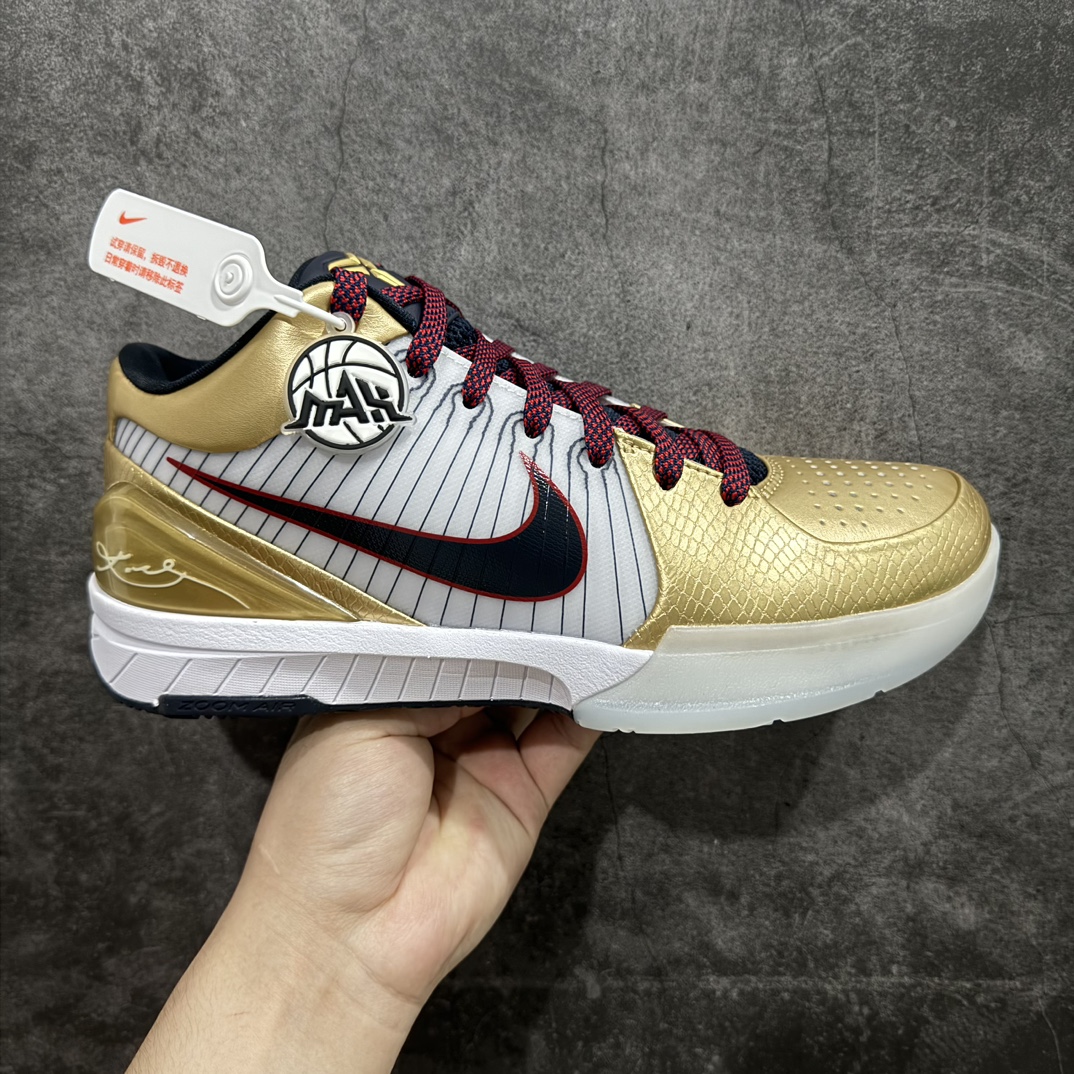 【灭世海外版】NK Zoom Kobe 4 科比四代 奥运会白黑金 FQ3544-100nn历时半年 重新开版 最高工艺 最高标准 打造顶级实战旗舰标杆 实战属性TOP 1 接受任意版本实战性能正面PK 实力源自深耕实战球鞋的工业底蕴 王者归来绝非空穴来风 杜绝杀猪 感受一分钱十分货诚意巨作✅原厂超厚头层磨砂牛皮 ➕独家定制头层蛇鳞纹n✅正确蛇鳞压印原盒n✅原厂复刻纸板➕原楦调试 历时半年 打造近乎完美版型（包裹体验 鞋脚一体性 99% 无限接近）n✅中底MD黑色部分为特殊组合工艺 外层复合超薄绒布，触摸触感明显区分市场货品【市场唯一同步正品工艺货品】n✅代工级品控 一个月独家售后 为实战保驾护航 尺码：39-47.5  编码：JX380300-鞋库