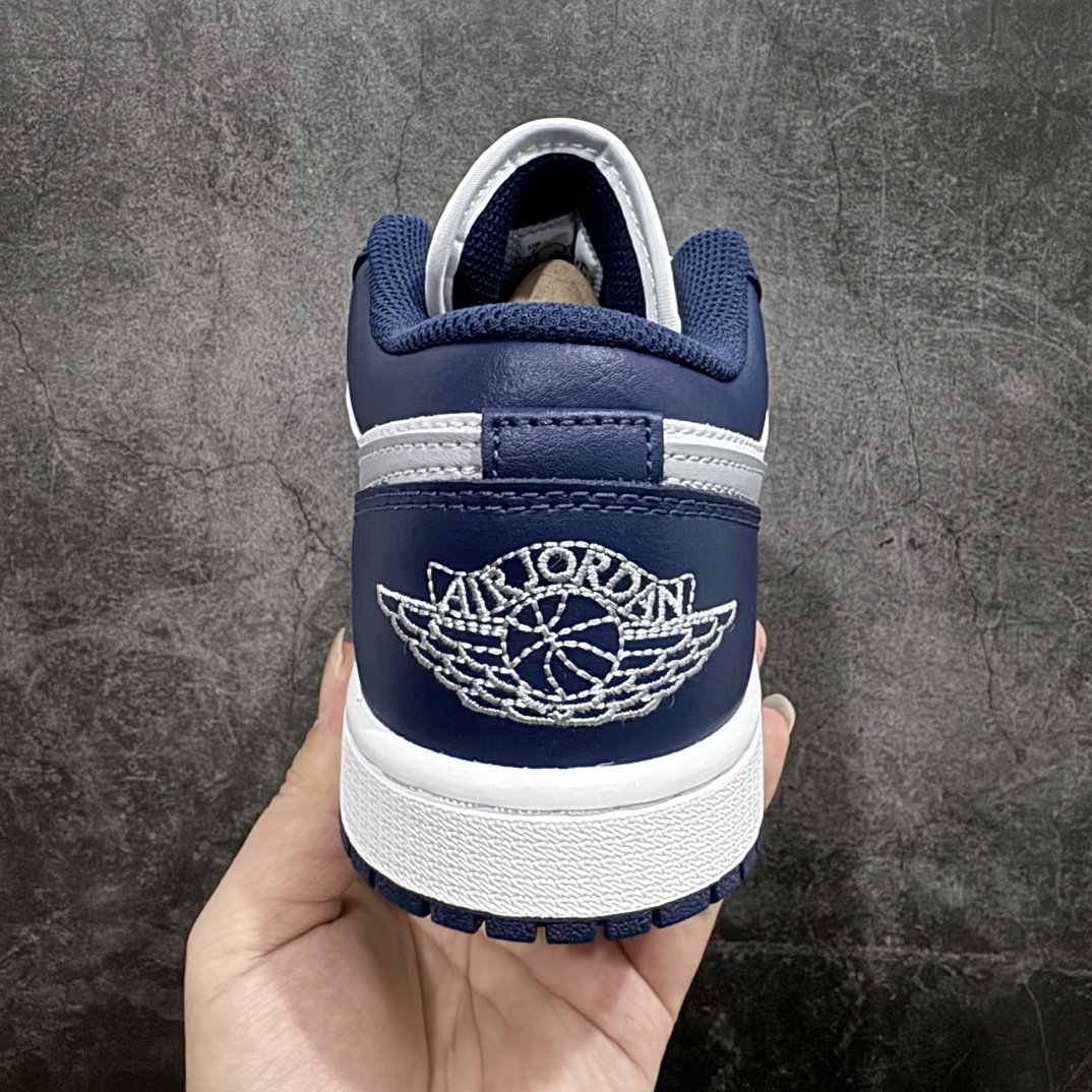 图片[4]-【DT纯原】Air Jordan AJ1 Low 低帮 白灰蓝  553558-141nn终端优势供应 市面中低帮最具代表性版本没有之一 口碑大厂出品 品控大底版型不断改良更新 全套原纸板楦头开发 确保原汁原味 完美呈现版型 完美零毛边处理 原厂内置全掌气垫 价格定位良心 平台专用代工流水线出品 一眼公司既视感 拿到手的一瞬间就与众不同 碾压市面所有版本 全部原鞋开发 每一个配色都会采购原鞋确认细节 打破市面看图做货无好货之说 尺码：35.5 36 36.5 37.5 38 38.5 39 40 40.5 41 42 42.5 43 44 44.5 45 46 编码：DL270280-鞋库