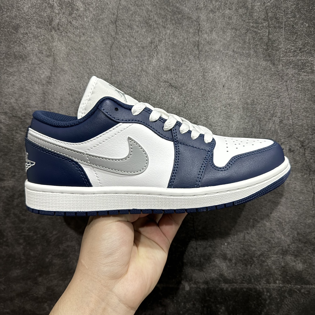 【DT纯原】Air Jordan AJ1 Low 低帮 白灰蓝  553558-141nn终端优势供应 市面中低帮最具代表性版本没有之一 口碑大厂出品 品控大底版型不断改良更新 全套原纸板楦头开发 确保原汁原味 完美呈现版型 完美零毛边处理 原厂内置全掌气垫 价格定位良心 平台专用代工流水线出品 一眼公司既视感 拿到手的一瞬间就与众不同 碾压市面所有版本 全部原鞋开发 每一个配色都会采购原鞋确认细节 打破市面看图做货无好货之说 尺码：35.5 36 36.5 37.5 38 38.5 39 40 40.5 41 42 42.5 43 44 44.5 45 46 编码：DL270280-鞋库