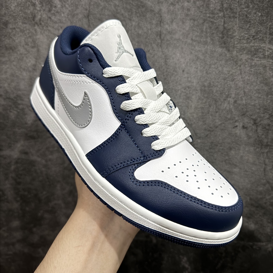 图片[3]-【DT纯原】Air Jordan AJ1 Low 低帮 白灰蓝  553558-141nn终端优势供应 市面中低帮最具代表性版本没有之一 口碑大厂出品 品控大底版型不断改良更新 全套原纸板楦头开发 确保原汁原味 完美呈现版型 完美零毛边处理 原厂内置全掌气垫 价格定位良心 平台专用代工流水线出品 一眼公司既视感 拿到手的一瞬间就与众不同 碾压市面所有版本 全部原鞋开发 每一个配色都会采购原鞋确认细节 打破市面看图做货无好货之说 尺码：35.5 36 36.5 37.5 38 38.5 39 40 40.5 41 42 42.5 43 44 44.5 45 46 编码：DL270280-鞋库