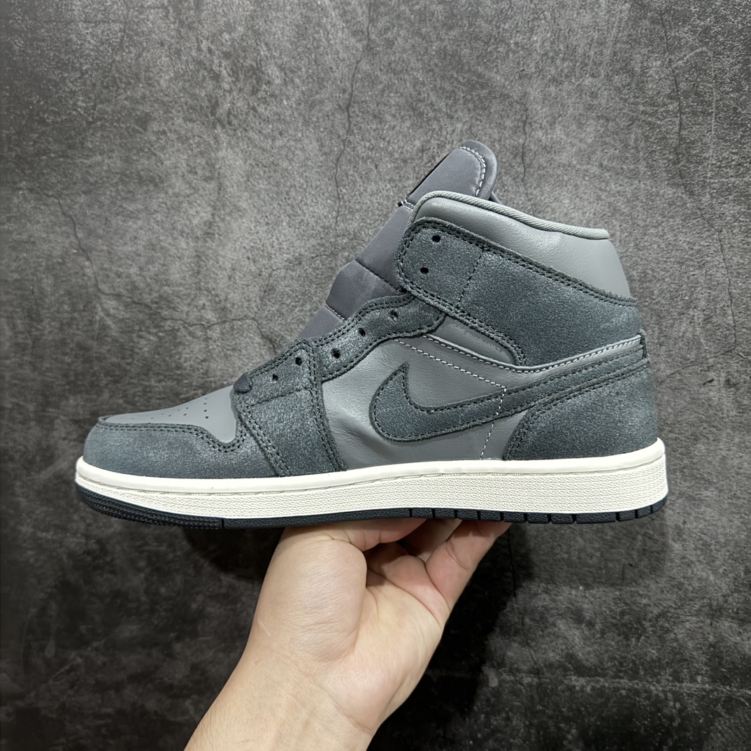 图片[2]-【DT纯原】Air Jordan AJ1 Mid 中帮 烟灰色 FJ3448-001nn终端优势供应 市面中低帮最具代表性版本没有之一 口碑大厂出品 品控大底版型不断改良更新 全套原纸板楦头开发 确保原汁原味 完美呈现版型 完美零毛边处理 原厂内置全掌气垫 价格定位良心 平台专用代工流水线出品 一眼公司既视感 拿到手的一瞬间就与众不同 碾压市面所有版本 全部原鞋开发 每一个配色都会采购原鞋确认细节 打破市面看图做货无好货之说SIZE：35.5 36 36.5 37.5 38 38.5 39 40 40.5 41 42 42.5 43 44 44.5 45 46 编码：DT300310-鞋库