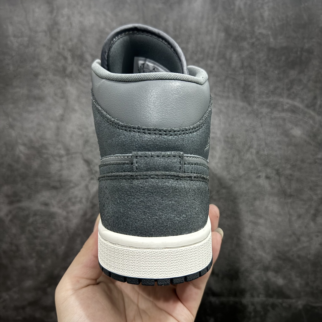 图片[4]-【DT纯原】Air Jordan AJ1 Mid 中帮 烟灰色 FJ3448-001nn终端优势供应 市面中低帮最具代表性版本没有之一 口碑大厂出品 品控大底版型不断改良更新 全套原纸板楦头开发 确保原汁原味 完美呈现版型 完美零毛边处理 原厂内置全掌气垫 价格定位良心 平台专用代工流水线出品 一眼公司既视感 拿到手的一瞬间就与众不同 碾压市面所有版本 全部原鞋开发 每一个配色都会采购原鞋确认细节 打破市面看图做货无好货之说SIZE：35.5 36 36.5 37.5 38 38.5 39 40 40.5 41 42 42.5 43 44 44.5 45 46 编码：DT300310-鞋库