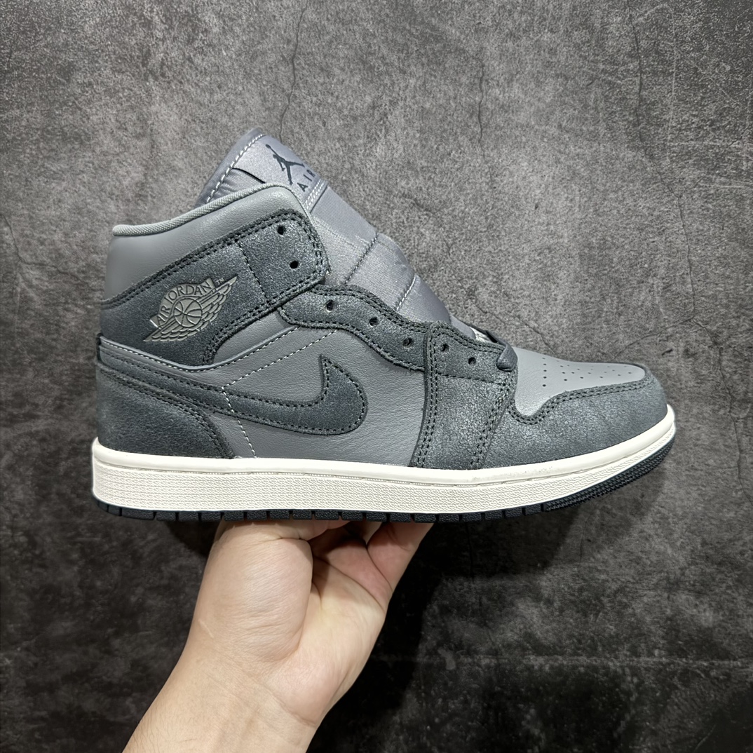 【DT纯原】Air Jordan AJ1 Mid 中帮 烟灰色 FJ3448-001nn终端优势供应 市面中低帮最具代表性版本没有之一 口碑大厂出品 品控大底版型不断改良更新 全套原纸板楦头开发 确保原汁原味 完美呈现版型 完美零毛边处理 原厂内置全掌气垫 价格定位良心 平台专用代工流水线出品 一眼公司既视感 拿到手的一瞬间就与众不同 碾压市面所有版本 全部原鞋开发 每一个配色都会采购原鞋确认细节 打破市面看图做货无好货之说SIZE：35.5 36 36.5 37.5 38 38.5 39 40 40.5 41 42 42.5 43 44 44.5 45 46 编码：DT300310-鞋库