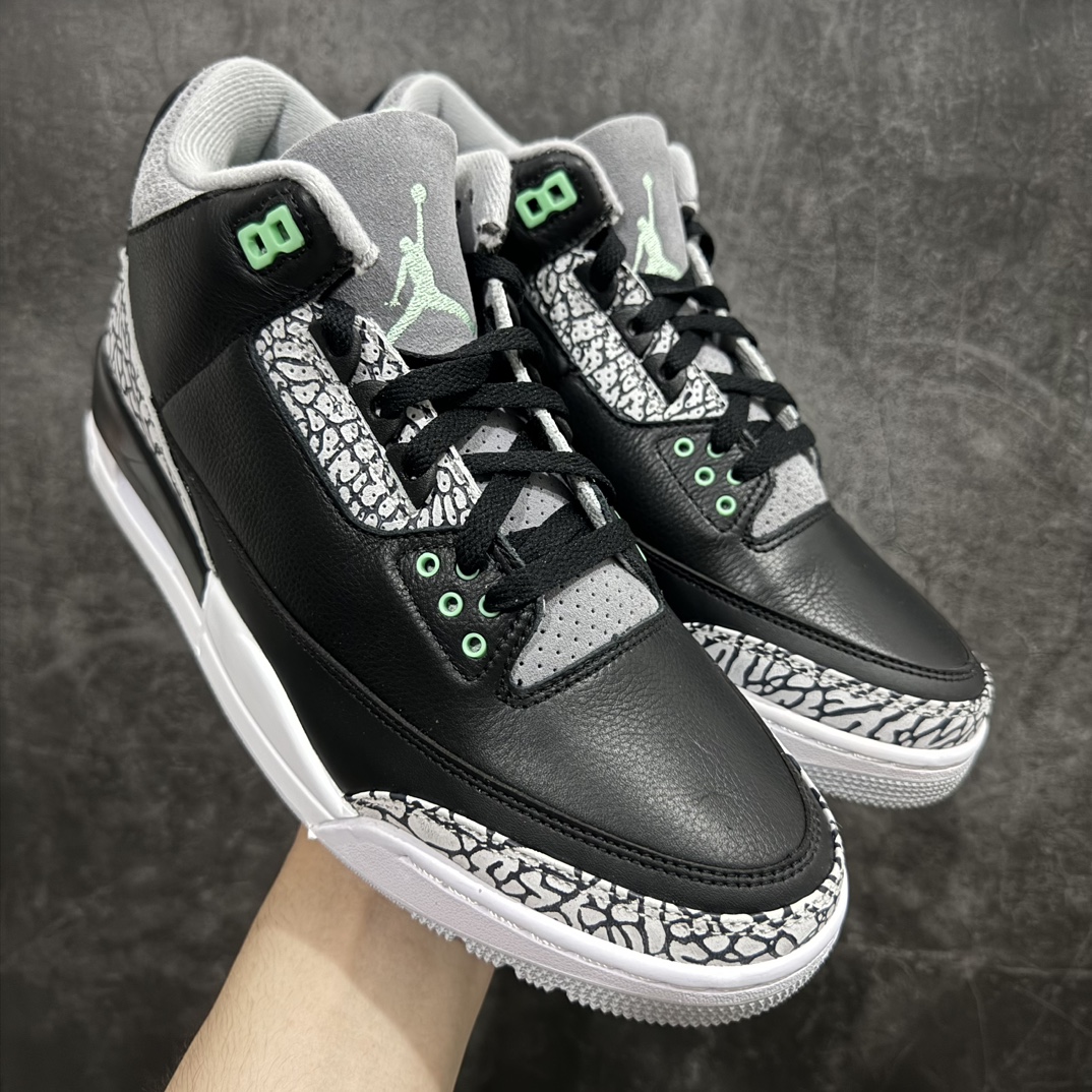 【原厂版】Air Jordan 3 Retro\”Green Glow\” AJ3 乔丹3代黑绿 CT8532-031nnn原纸板楦头开发 原厂皮料完美版型 一比一鞋头弧度高度鞋身弧度数据细节工艺流程均保持原鞋一致原厂TPU网格鞋带扣 正确内里网布菱角分明不变形无多余毛边 柔软性质感一致于原鞋原厂织唛标 原厂飞人电绣工艺 印刷中底布 四线拉帮米色美纹纸贴合固定 进口港宝加持 后跟自然饱满 尺码：40 40.5 41 42 42.5 43 44 44.5 45 46 47.5 编码：X10380420-鞋库