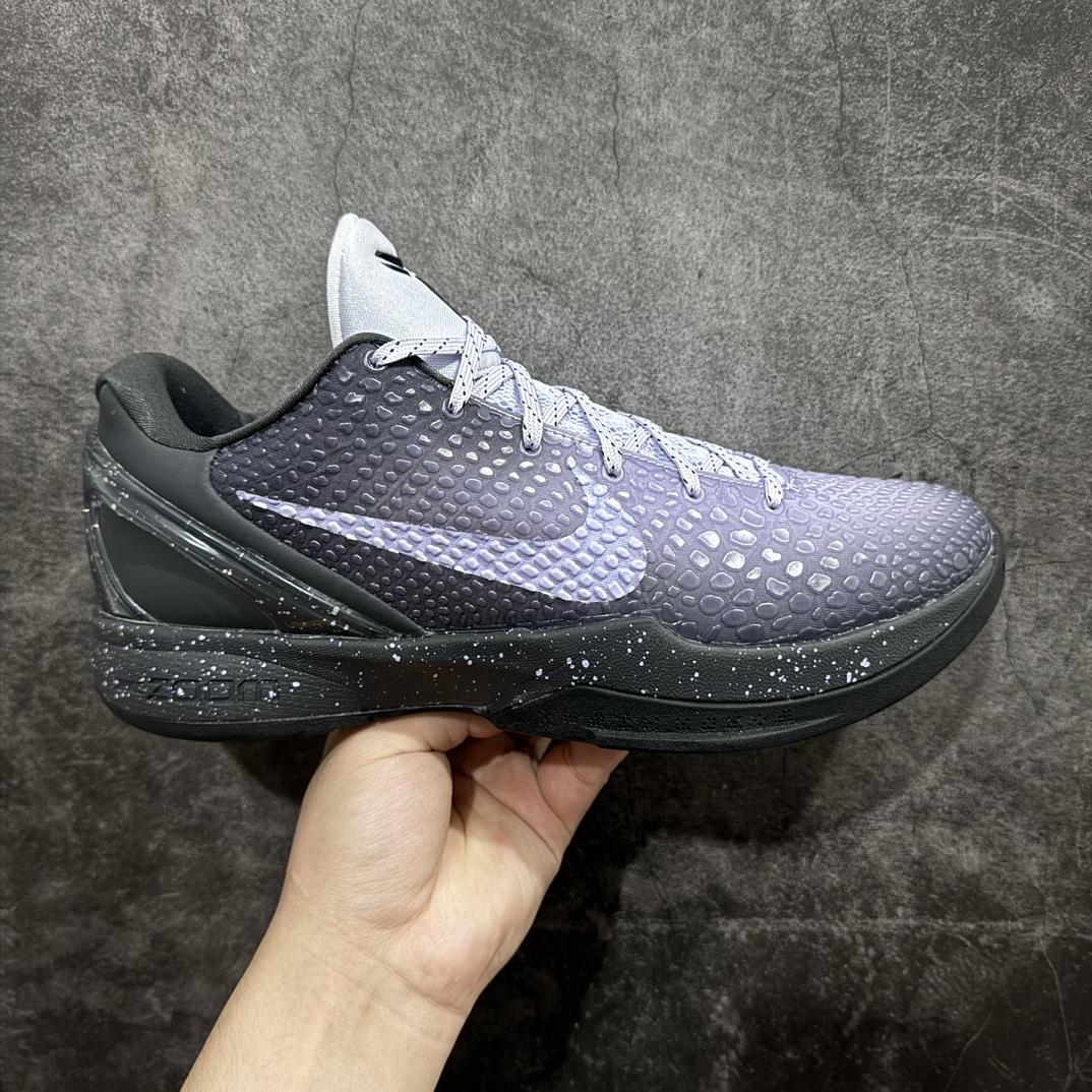 【神版纯原】NK Zoom Kobe 6 科比六代签名实战篮球鞋 星空黑紫 DM2825-001n欧美外贸平台特供版完美实战无压力售后售前保到底n主攻中高端市场 全套原纸板楦头开发确保原汁原味 完美呈现版型 一比一鞋头弧度高度鞋身弧度细节品控鞋型完美 原厂TPU网格鞋带扣 正确内里网布 前后气垫加持 信仰绝不减配 全鞋身材料卡色独家定制 SWOOSH 蛇鳞 正确珠光效果（内嵌珍珠粉）独家前掌Zoom Turbo 后掌马蹄Zoom缓震 内置全真动态飞线 独家复刻U型缓震垫带独立钢印 十年情怀 这里完美落地 一个月独家售后 为实战保驾护航  尺码： 40 40.5 41 42 42.5 43 44 44.5 45 45.5 46 47.5  编码：DZ310340-鞋库