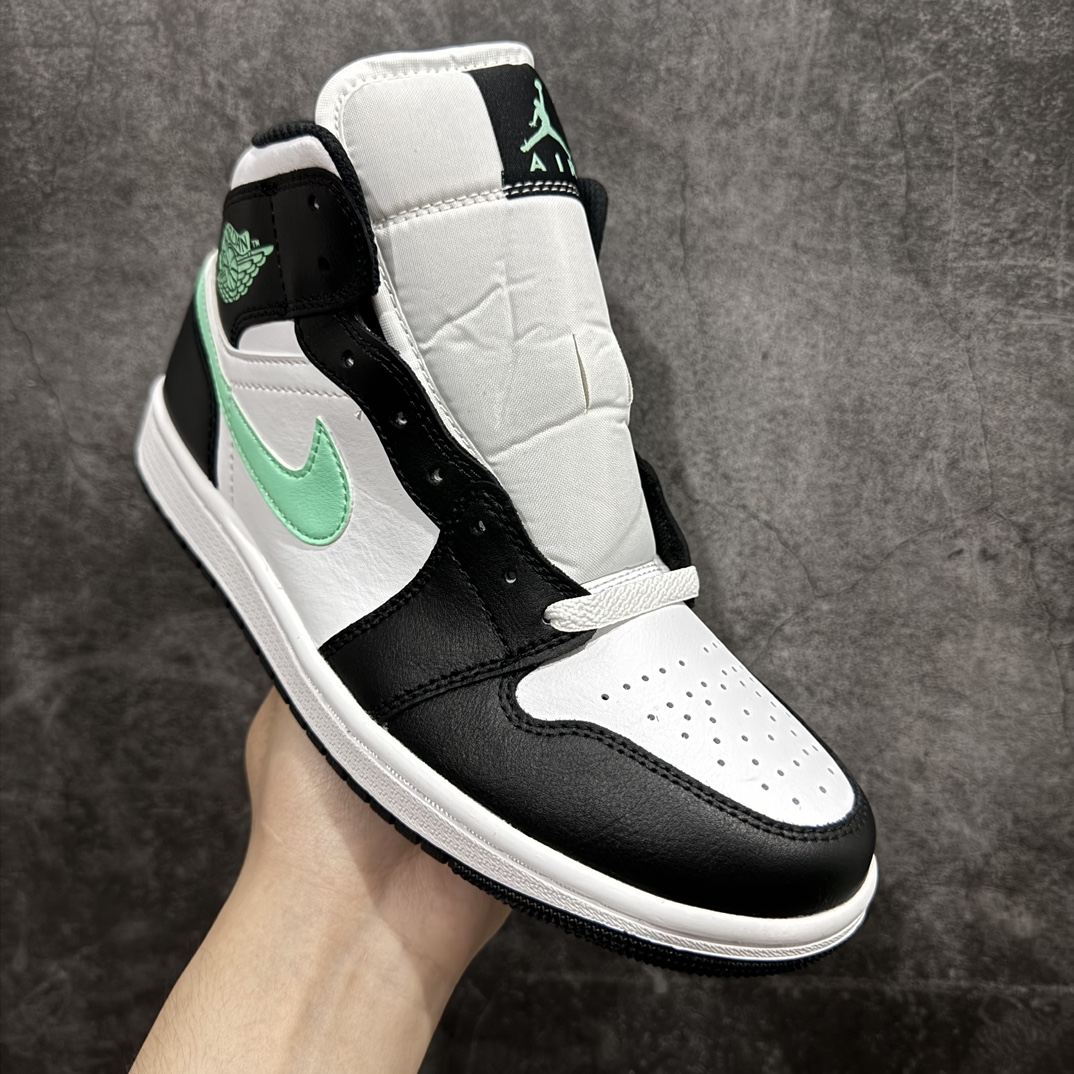 图片[3]-【DT纯原】Air Jordan AJ1 Mid 中帮 黑白绿 DQ8426-103nn终端优势供应 市面中低帮最具代表性版本没有之一 口碑大厂出品 品控大底版型不断改良更新 全套原纸板楦头开发 确保原汁原味 完美呈现版型 完美零毛边处理 原厂内置全掌气垫 价格定位良心 平台专用代工流水线出品 一眼公司既视感 拿到手的一瞬间就与众不同 碾压市面所有版本 全部原鞋开发 每一个配色都会采购原鞋确认细节 打破市面看图做货无好货之说SIZE：35.5 36 36.5 37.5 38 38.5 39 40 40.5 41 42 42.5 43 44 44.5 45 46 编码：DT300310-鞋库