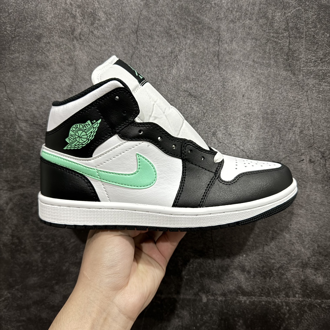 【DT纯原】Air Jordan AJ1 Mid 中帮 黑白绿 DQ8426-103nn终端优势供应 市面中低帮最具代表性版本没有之一 口碑大厂出品 品控大底版型不断改良更新 全套原纸板楦头开发 确保原汁原味 完美呈现版型 完美零毛边处理 原厂内置全掌气垫 价格定位良心 平台专用代工流水线出品 一眼公司既视感 拿到手的一瞬间就与众不同 碾压市面所有版本 全部原鞋开发 每一个配色都会采购原鞋确认细节 打破市面看图做货无好货之说SIZE：35.5 36 36.5 37.5 38 38.5 39 40 40.5 41 42 42.5 43 44 44.5 45 46 编码：DT300310-鞋库