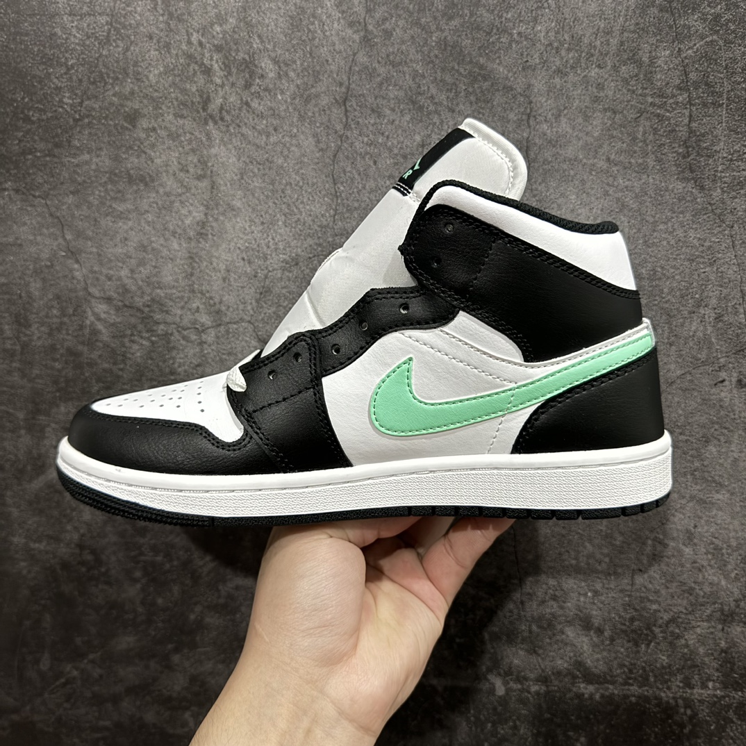 图片[2]-【DT纯原】Air Jordan AJ1 Mid 中帮 黑白绿 DQ8426-103nn终端优势供应 市面中低帮最具代表性版本没有之一 口碑大厂出品 品控大底版型不断改良更新 全套原纸板楦头开发 确保原汁原味 完美呈现版型 完美零毛边处理 原厂内置全掌气垫 价格定位良心 平台专用代工流水线出品 一眼公司既视感 拿到手的一瞬间就与众不同 碾压市面所有版本 全部原鞋开发 每一个配色都会采购原鞋确认细节 打破市面看图做货无好货之说SIZE：35.5 36 36.5 37.5 38 38.5 39 40 40.5 41 42 42.5 43 44 44.5 45 46 编码：DT300310-鞋库