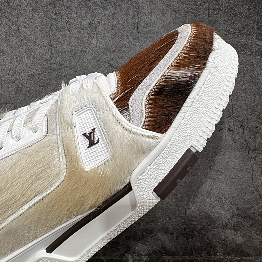 图片[6]-【广东纯原版本】Louis Vuitton Trainer lv时装走秀运动鞋 奶牛马毛n市场所有版本中综合最强的货品 GD实力大厂出品  全网最全配色更新最快 最成熟的做工稳定的品控  完美鞋型超高的清洁度 零毛边线头瑕疵 全套原楦原纸版原鞋开模 全网最具灵魂的版型 正确原装黄色鞋盒 正确中底印花 鞋面印花3D高频深度立体 全鞋电脑针车 紧密相连 针距密度一致 环保乳胶注塑鞋垫 厚度脚感还原原版 皮面裁剪部位 统一油边封口工艺 原装橡胶大底含胶量大底组合零偏差 专柜全套包装 防尘袋 说明书 质保卡 男女鞋  尺码：35 36 37 38 39 40 41 42 43 44 45 编码：HH500550-鞋库