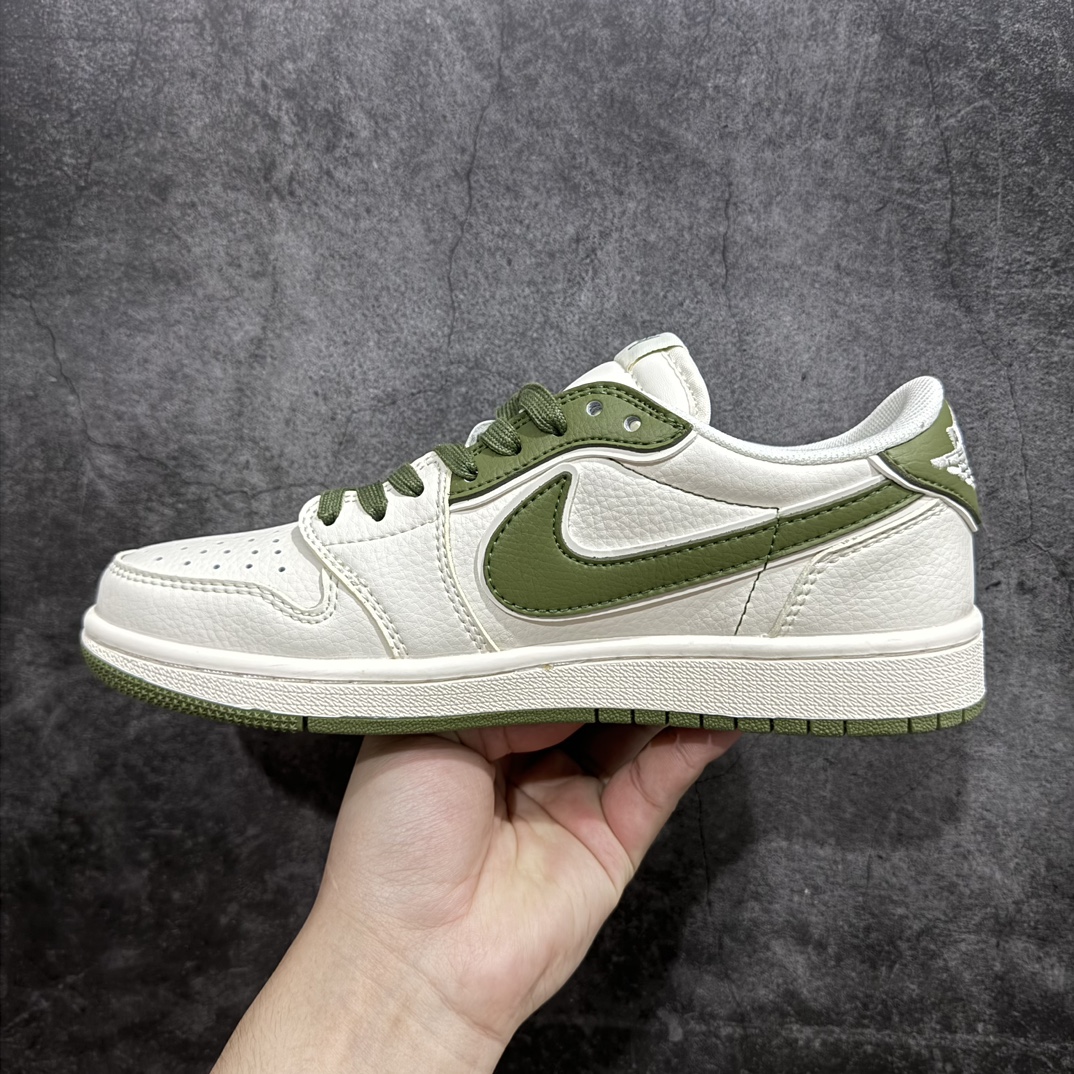 图片[2]-【定制版】Stussy x Air Jordan 1 Low 米白军绿n此款主张打破传统的工业化流水线设计限制，以Made by ideas的超级创意为理念，集结众多潮流设计师，结合时下最ing潮流风尚，为潮流爱好者打造彰品自我的专属潮品。同时尊重每个年轻人对于潮流的理解与选择，主张“让每个年轻人塑造自己的潮流”。 货号：DM6688-602 Size：36 36.5 37.5 38 38.5 39 40 40.5 41 42 42.5 43 44 44.5 45 编码：HXS320340-鞋库