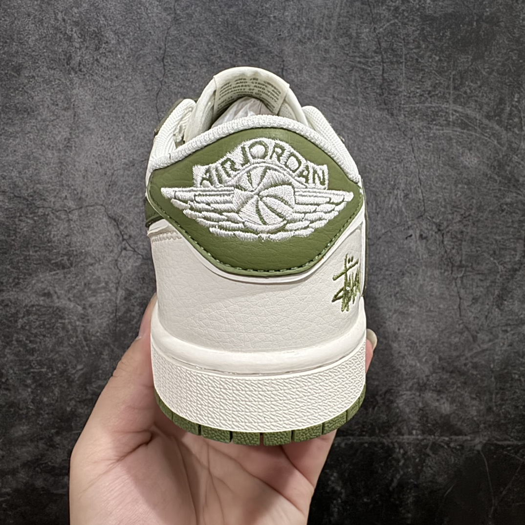 图片[4]-【定制版】Stussy x Air Jordan 1 Low 米白军绿n此款主张打破传统的工业化流水线设计限制，以Made by ideas的超级创意为理念，集结众多潮流设计师，结合时下最ing潮流风尚，为潮流爱好者打造彰品自我的专属潮品。同时尊重每个年轻人对于潮流的理解与选择，主张“让每个年轻人塑造自己的潮流”。 货号：DM6688-602 Size：36 36.5 37.5 38 38.5 39 40 40.5 41 42 42.5 43 44 44.5 45 编码：HXS320340-鞋库