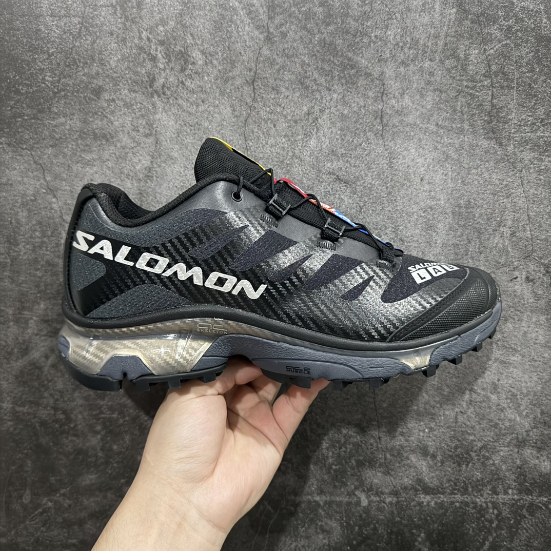 【巅峰版】Salomon 萨洛蒙 XT-4 OG 复古机能跑鞋经典户外产品 将初代XT 系列越野鞋面与重装徒步QUSET 4D中底融合呈现全新产品 鞋面拥有“SENSIFIT QUICKLACE ”双重组合 搭载 代表性的 4D ADVENCED CHASSIS 鞋底底盘 具备稳定 抓地 防护的综合特性n SIZE：36 36.5 37.5 38 38.5 39 40 40.5 41 42 42.5 43 44 44.5 45  编码：JT300320-鞋库