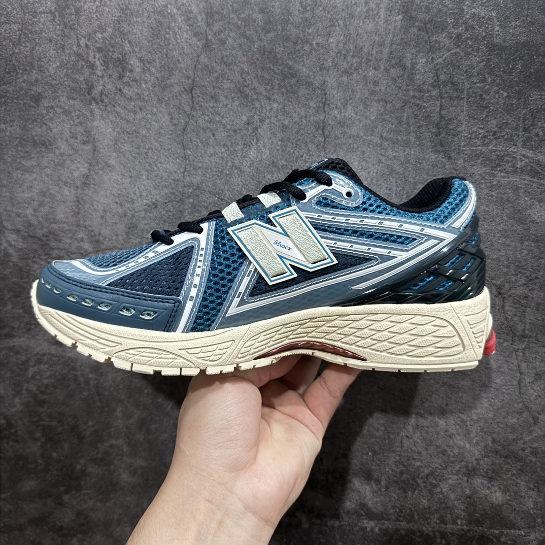 图片[2]-【纯原版】NB新百伦New Balance M1906R  M1906RFP系列复古老爹风休闲运动慢跑鞋采用轻质牛剖革拼接透气网眼衬垫织物鞋面材质#T-Beam大底提供足步弓支撑，保持步态稳定#后跟搭载外露缓震胶 鞋身整体以各种深浅不一的灰色覆盖，鞋头以淡蓝色调装饰，网眼衬垫通过不规律的色块实现做旧的美感，泛黄的鞋底更是进一步增添了复古气息。 尺码：36 37 37.5 38 38.5 39.5 40 40.5 41.5 42 42.5 43 44 45 46.5 编码：JP260280-鞋库