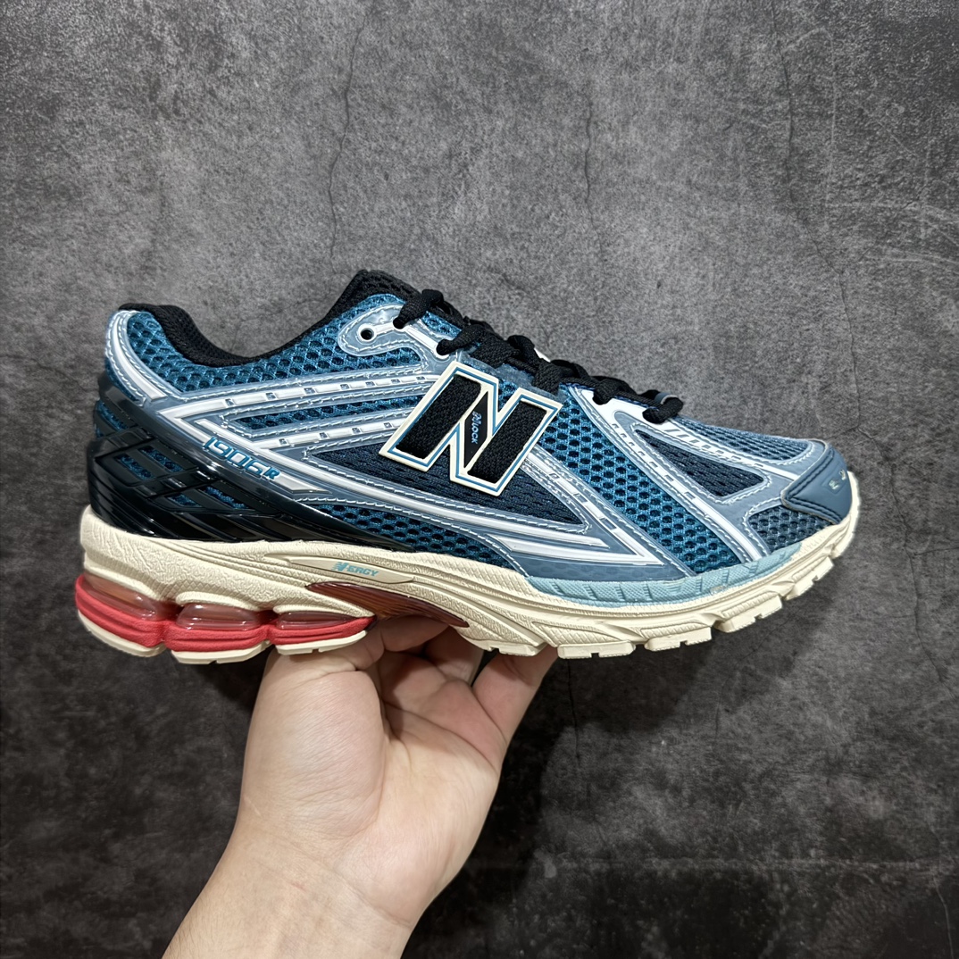 【纯原版】NB新百伦New Balance M1906R  M1906RFP系列复古老爹风休闲运动慢跑鞋采用轻质牛剖革拼接透气网眼衬垫织物鞋面材质#T-Beam大底提供足步弓支撑，保持步态稳定#后跟搭载外露缓震胶 鞋身整体以各种深浅不一的灰色覆盖，鞋头以淡蓝色调装饰，网眼衬垫通过不规律的色块实现做旧的美感，泛黄的鞋底更是进一步增添了复古气息。 尺码：36 37 37.5 38 38.5 39.5 40 40.5 41.5 42 42.5 43 44 45 46.5 编码：JP260280-鞋库