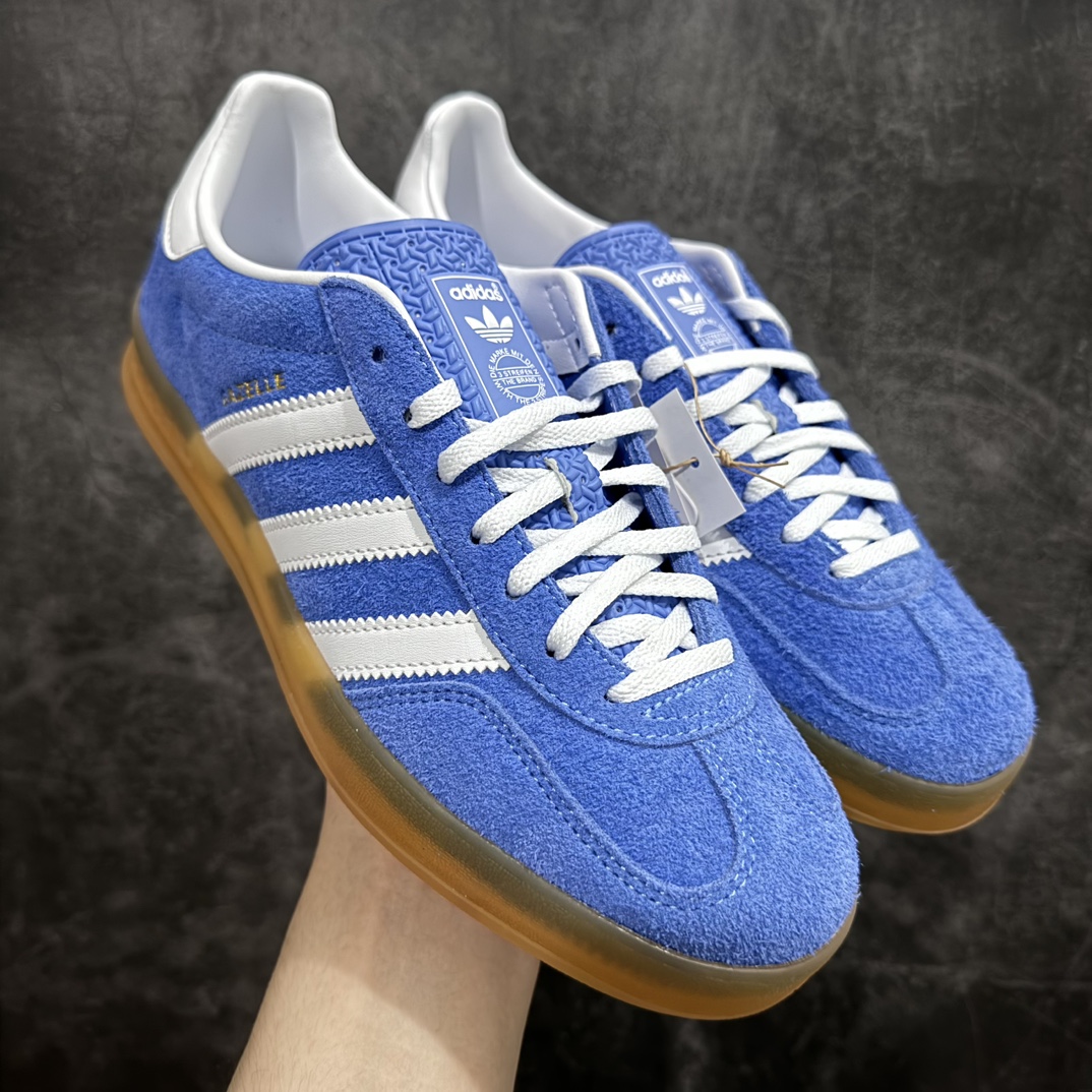 【PK纯原】AD Original Gazelle Indoor Trainers 瞪羚室内鞋系列低帮复古百搭休闲运动德训风板鞋 红白 IF1808 高端零售特供批次 原厂定制长毛翻毛皮组合环保纤维革鞋面材质 内置环保海玻璃鞋垫 外置RB橡胶大底 产品品控稳定性领先行业 原厂全套原楦原纸板冲刀磨具开发 原厂皮料加持 原厂港宝加持定型后跟R度完美 将复古进行到底 简约流畅 三十年不变经典 这款Gazelle运动鞋 无论面料、配色、质感或设计 都只在重现其1991年原款的经典 皮革鞋面 撞色三条纹和鞋跟标的设计 力求呈现90年代的经典复古风潮 Samba火热的同时 也带动了其它的复古鞋型 Gazelle便是其中一只 Gazelle Indoor拥有包边更宽的T字型鞋头 更好的保护运动员的前掌 浓浓的复古氛围感 非常适合现在流行的Cleanfit风格 SIZE：35.5 36 36.5 37.5 38 38.5 39 40 40.5 41 42 42.5 43 44 44.5 45 46 编码：T250270-鞋库