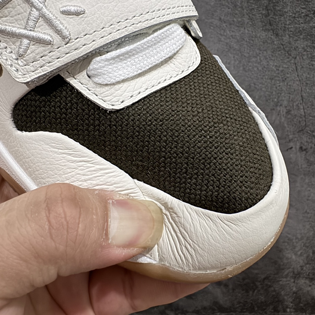 图片[4]-【纯原M版】Travis Scott x Jordan AJ Cut The Check TS倒钩联名魔术贴篮球鞋 FZ8117-100 注意默认配原盒盒子配套布袋不用加钱 退货丢失扣20元 原厂全套原楦原纸板冲刀磨具开发 原厂皮料加持 原厂港宝加持定型后跟R度完美 同源原厂电绣 鬼脸飞翼针数密度立体效果一致 百分百一致原鞋 原厂拉帮工艺 针距密度一致 后跟弧度收口自然不对折 极致一眼正品既视感 进口玻璃冲刀皮料裁剪零毛边 全鞋电脑针车工艺 品控清洁度最高QC检验标准 免检产品 原厂订购鞋盒、布袋、鞋标、防尘纸、鞋撑、鞋带 追求极致的原厂味道 配色方面采用白色为基础 搭配棕色框架呈现 完美还原了初代倒钩的配色设计 细节方面 标志性的反钩Swoosh采用米色点缀 鞋面还带有特殊的魔术贴细节 此外在鞋舌、后跟部分均带有Cactus Jack厂牌Logo 彰显鞋款特殊身份 尺码：36 36.5 37.5 38 38.5 39 40 40.5 41 42 42.5 43 44 44.5 45 46 47.5-选品中心