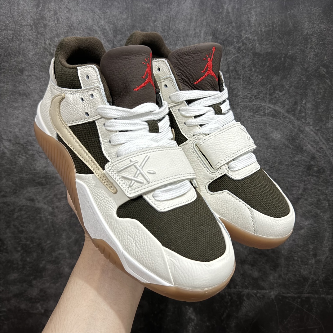 【纯原M版】Travis Scott x Jordan AJ Cut The Check TS倒钩联名魔术贴篮球鞋 FZ8117-100 注意默认配原盒盒子配套布袋不用加钱 退货丢失扣20元 原厂全套原楦原纸板冲刀磨具开发 原厂皮料加持 原厂港宝加持定型后跟R度完美 同源原厂电绣 鬼脸飞翼针数密度立体效果一致 百分百一致原鞋 原厂拉帮工艺 针距密度一致 后跟弧度收口自然不对折 极致一眼正品既视感 进口玻璃冲刀皮料裁剪零毛边 全鞋电脑针车工艺 品控清洁度最高QC检验标准 免检产品 原厂订购鞋盒、布袋、鞋标、防尘纸、鞋撑、鞋带 追求极致的原厂味道 配色方面采用白色为基础 搭配棕色框架呈现 完美还原了初代倒钩的配色设计 细节方面 标志性的反钩Swoosh采用米色点缀 鞋面还带有特殊的魔术贴细节 此外在鞋舌、后跟部分均带有Cactus Jack厂牌Logo 彰显鞋款特殊身份 尺码：36 36.5 37.5 38 38.5 39 40 40.5 41 42 42.5 43 44 44.5 45 46 47.5-选品中心