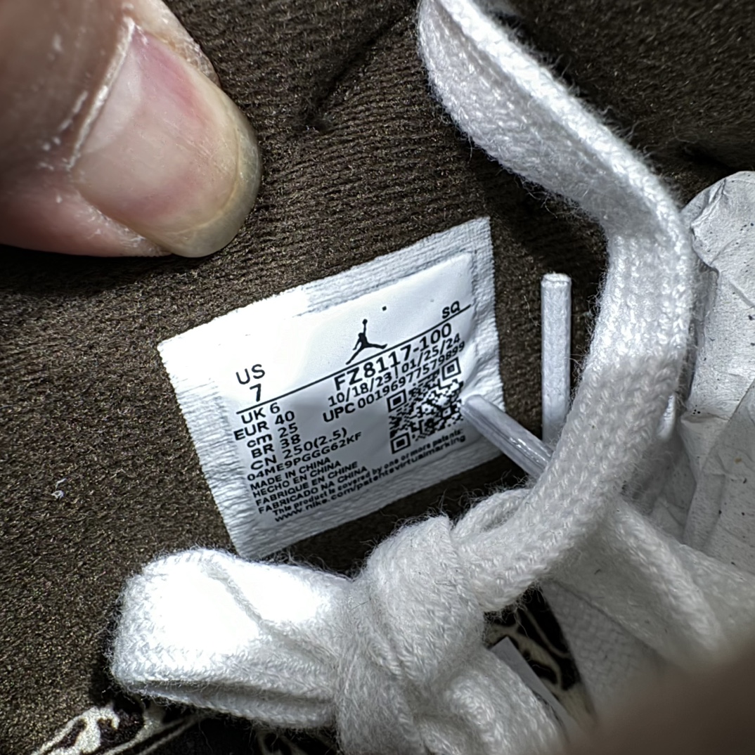 图片[8]-【纯原M版】Travis Scott x Jordan AJ Cut The Check TS倒钩联名魔术贴篮球鞋 FZ8117-100 注意默认配原盒盒子配套布袋不用加钱 退货丢失扣20元 原厂全套原楦原纸板冲刀磨具开发 原厂皮料加持 原厂港宝加持定型后跟R度完美 同源原厂电绣 鬼脸飞翼针数密度立体效果一致 百分百一致原鞋 原厂拉帮工艺 针距密度一致 后跟弧度收口自然不对折 极致一眼正品既视感 进口玻璃冲刀皮料裁剪零毛边 全鞋电脑针车工艺 品控清洁度最高QC检验标准 免检产品 原厂订购鞋盒、布袋、鞋标、防尘纸、鞋撑、鞋带 追求极致的原厂味道 配色方面采用白色为基础 搭配棕色框架呈现 完美还原了初代倒钩的配色设计 细节方面 标志性的反钩Swoosh采用米色点缀 鞋面还带有特殊的魔术贴细节 此外在鞋舌、后跟部分均带有Cactus Jack厂牌Logo 彰显鞋款特殊身份 尺码：36 36.5 37.5 38 38.5 39 40 40.5 41 42 42.5 43 44 44.5 45 46 47.5-选品中心