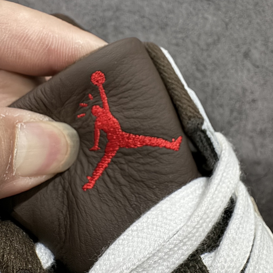 图片[6]-【纯原M版】Travis Scott x Jordan AJ Cut The Check TS倒钩联名魔术贴篮球鞋 FZ8117-100 注意默认配原盒盒子配套布袋不用加钱 退货丢失扣20元 原厂全套原楦原纸板冲刀磨具开发 原厂皮料加持 原厂港宝加持定型后跟R度完美 同源原厂电绣 鬼脸飞翼针数密度立体效果一致 百分百一致原鞋 原厂拉帮工艺 针距密度一致 后跟弧度收口自然不对折 极致一眼正品既视感 进口玻璃冲刀皮料裁剪零毛边 全鞋电脑针车工艺 品控清洁度最高QC检验标准 免检产品 原厂订购鞋盒、布袋、鞋标、防尘纸、鞋撑、鞋带 追求极致的原厂味道 配色方面采用白色为基础 搭配棕色框架呈现 完美还原了初代倒钩的配色设计 细节方面 标志性的反钩Swoosh采用米色点缀 鞋面还带有特殊的魔术贴细节 此外在鞋舌、后跟部分均带有Cactus Jack厂牌Logo 彰显鞋款特殊身份 尺码：36 36.5 37.5 38 38.5 39 40 40.5 41 42 42.5 43 44 44.5 45 46 47.5-选品中心